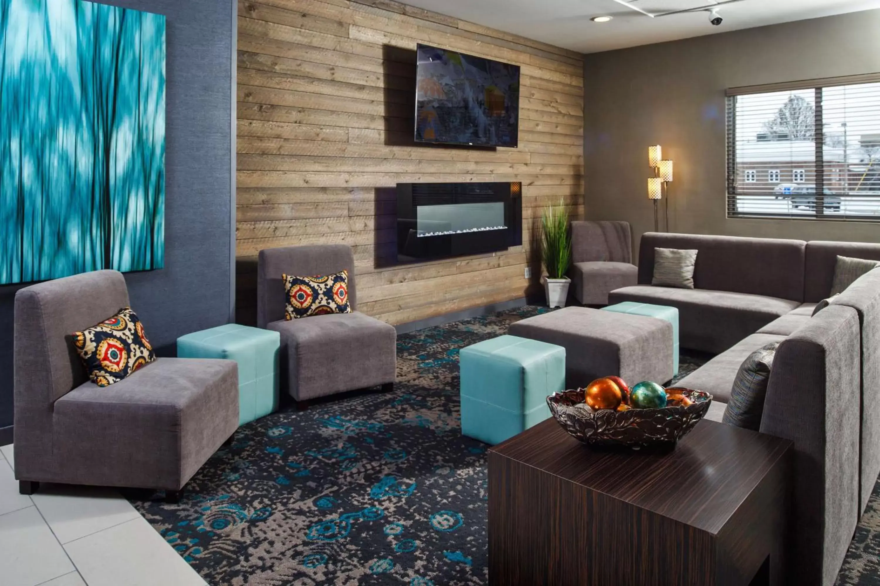 Lobby or reception, Seating Area in DoubleTree by Hilton Neenah