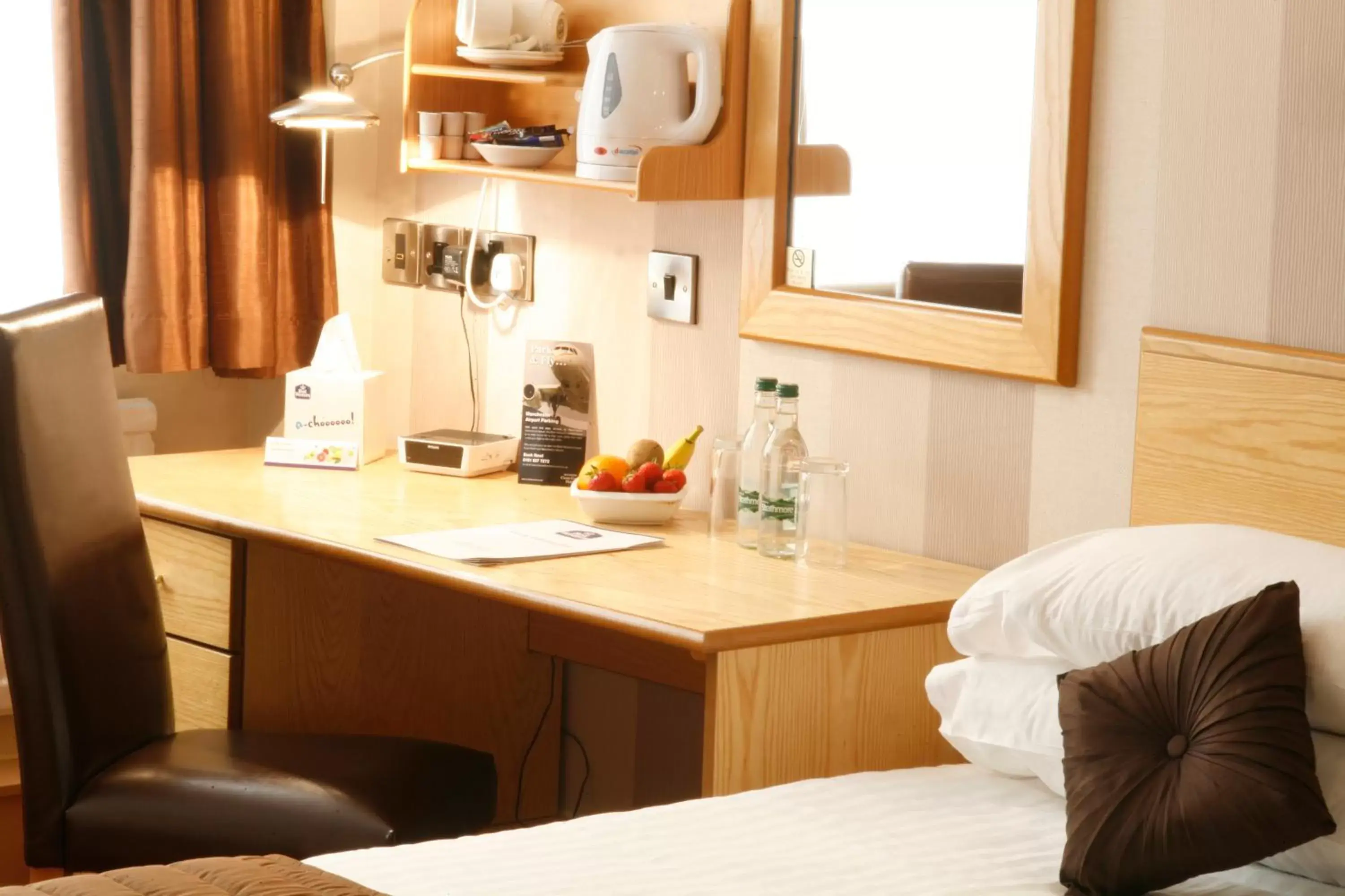 Bed, Kitchen/Kitchenette in Best Western Manchester Altrincham Cresta Court Hotel