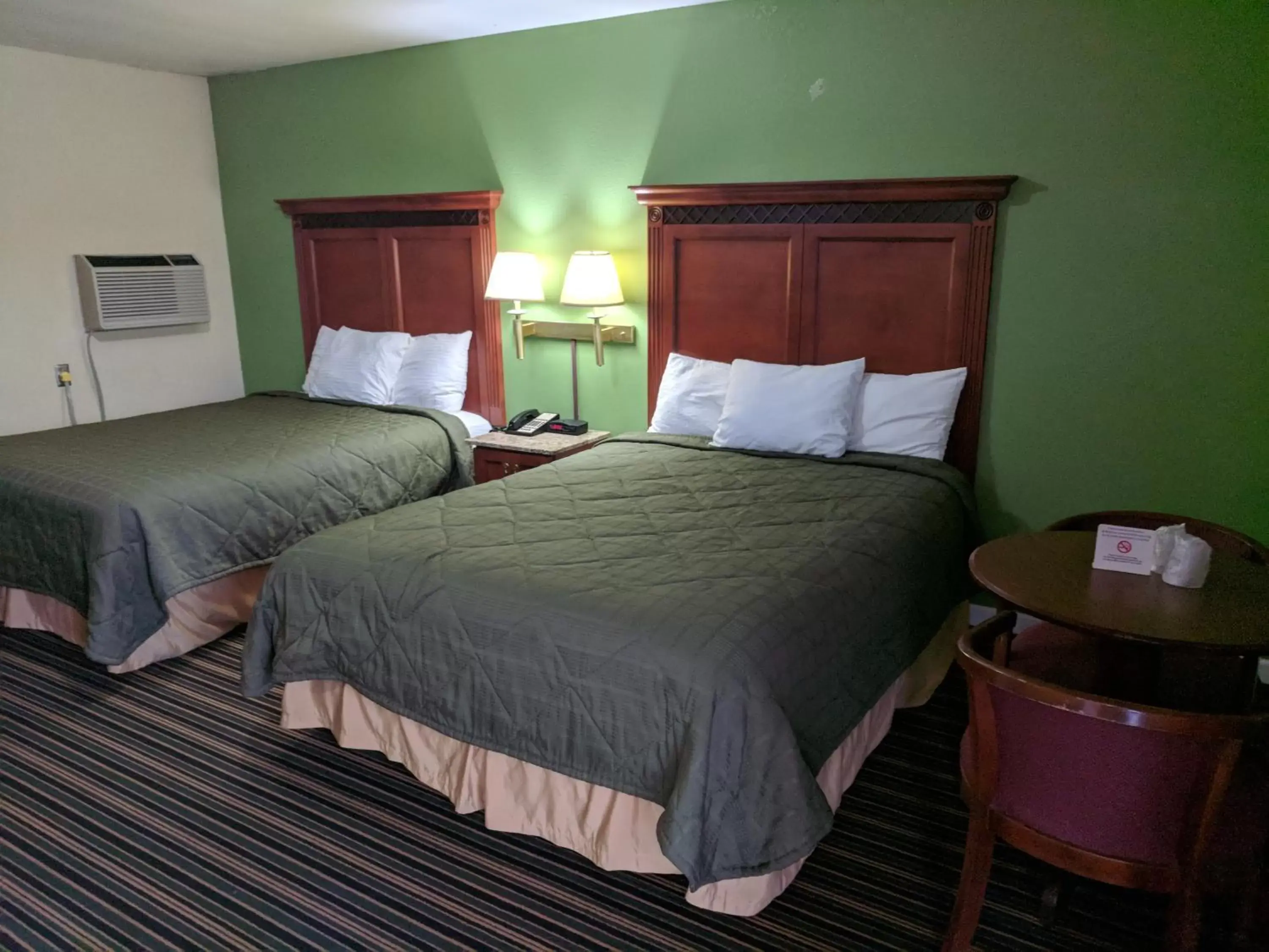 Bed in Benton Inn