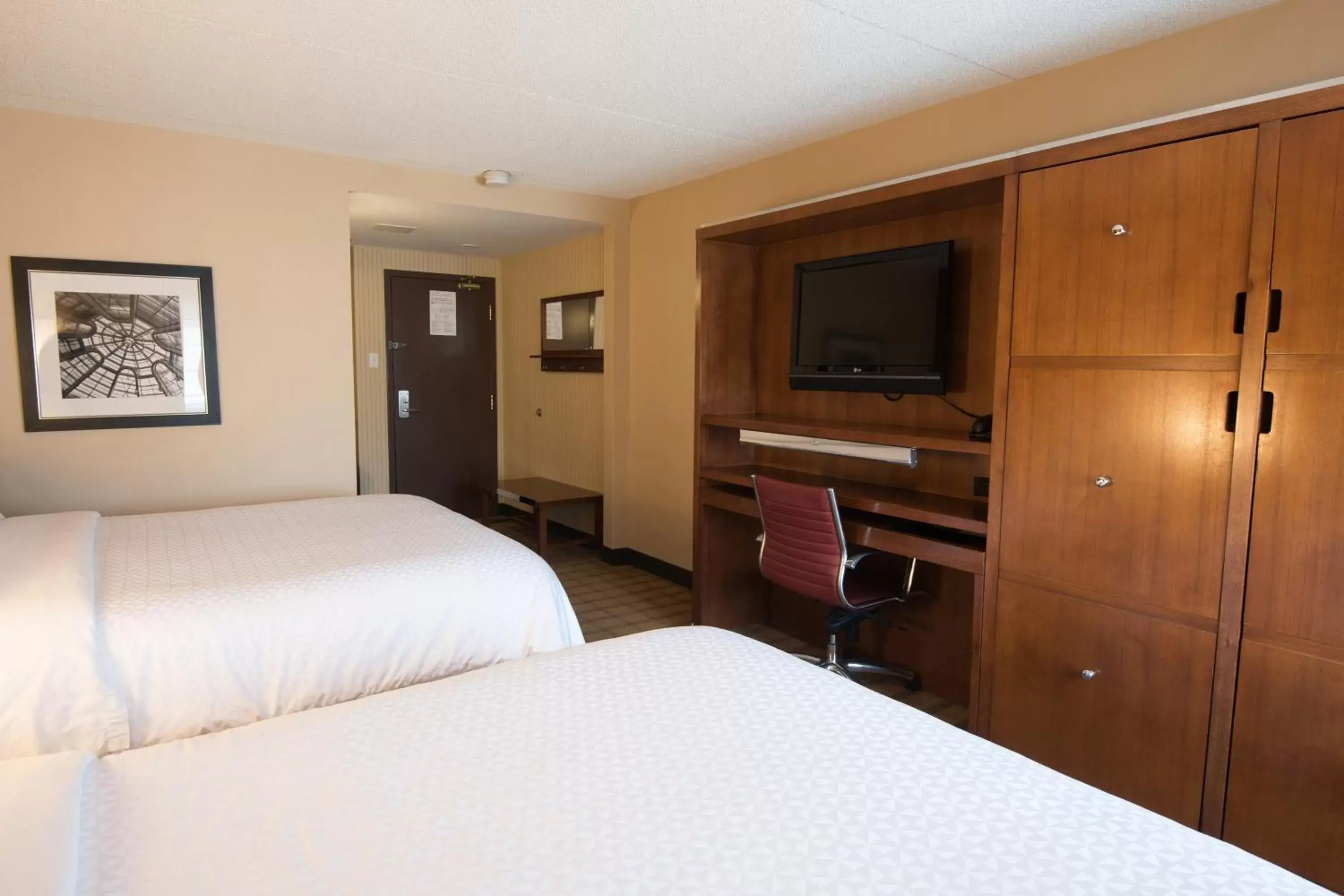 Photo of the whole room, Bed in Four Points by Sheraton Winnipeg South