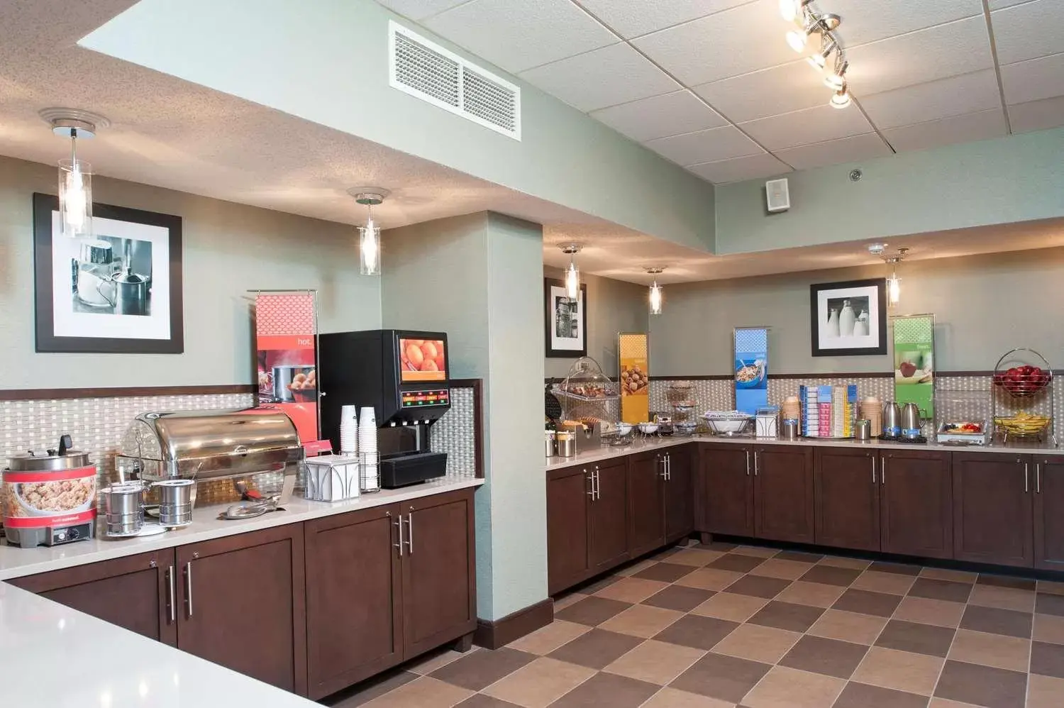 Restaurant/Places to Eat in SureStay Plus Hotel by Best Western Stevensville St Joseph