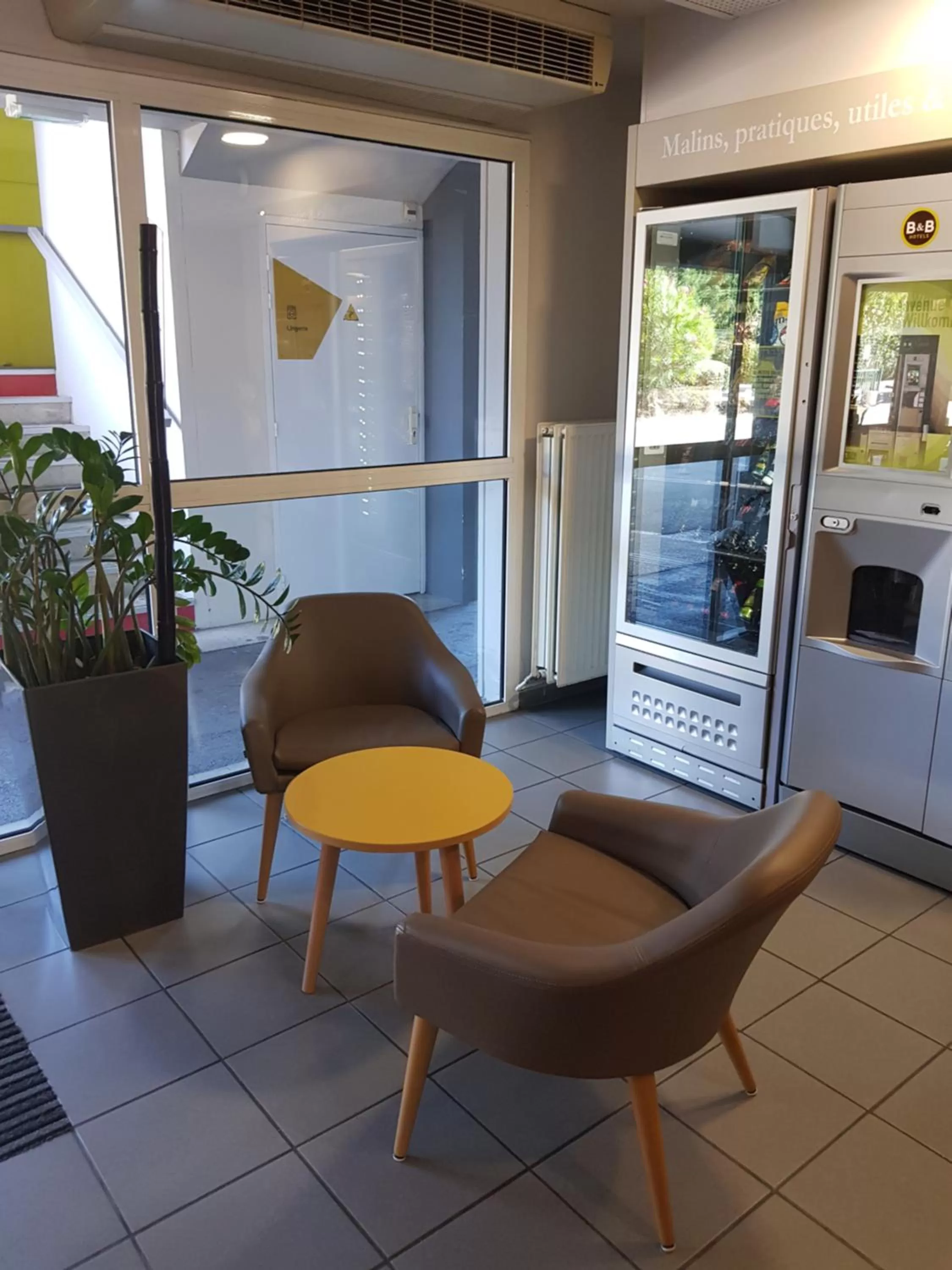 Seating area in B&B HOTEL Valence Nord