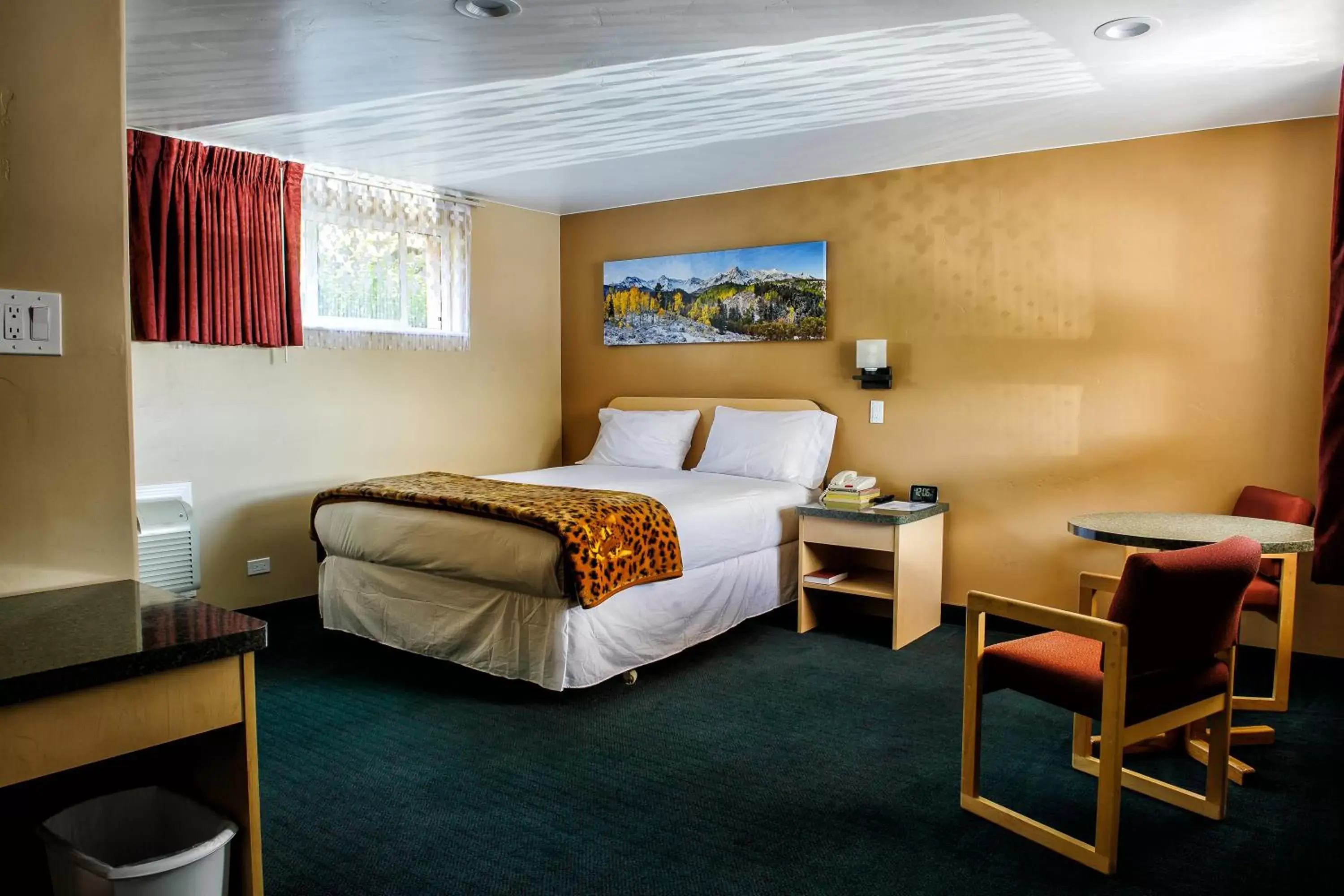 Photo of the whole room, Bed in Glenwood Springs Inn