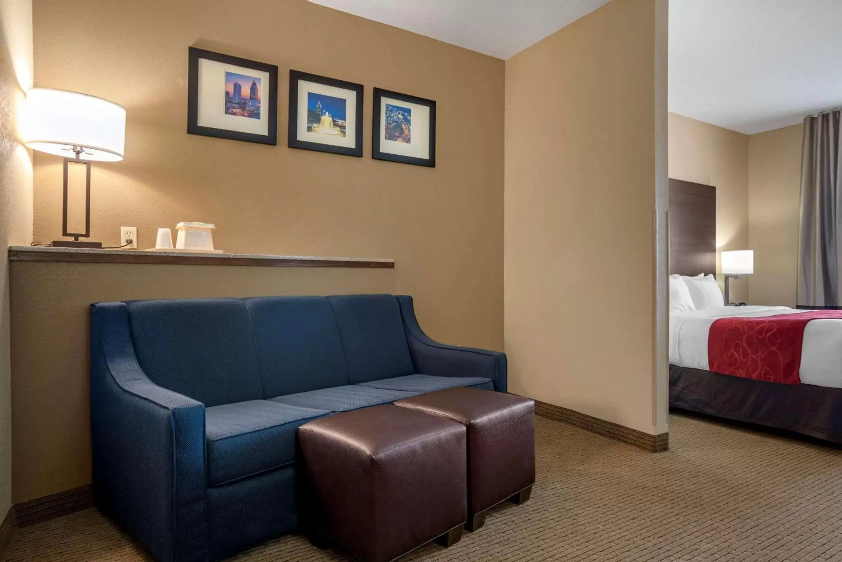Bedroom, Seating Area in Comfort Suites Mobile West/Tillmans Corner