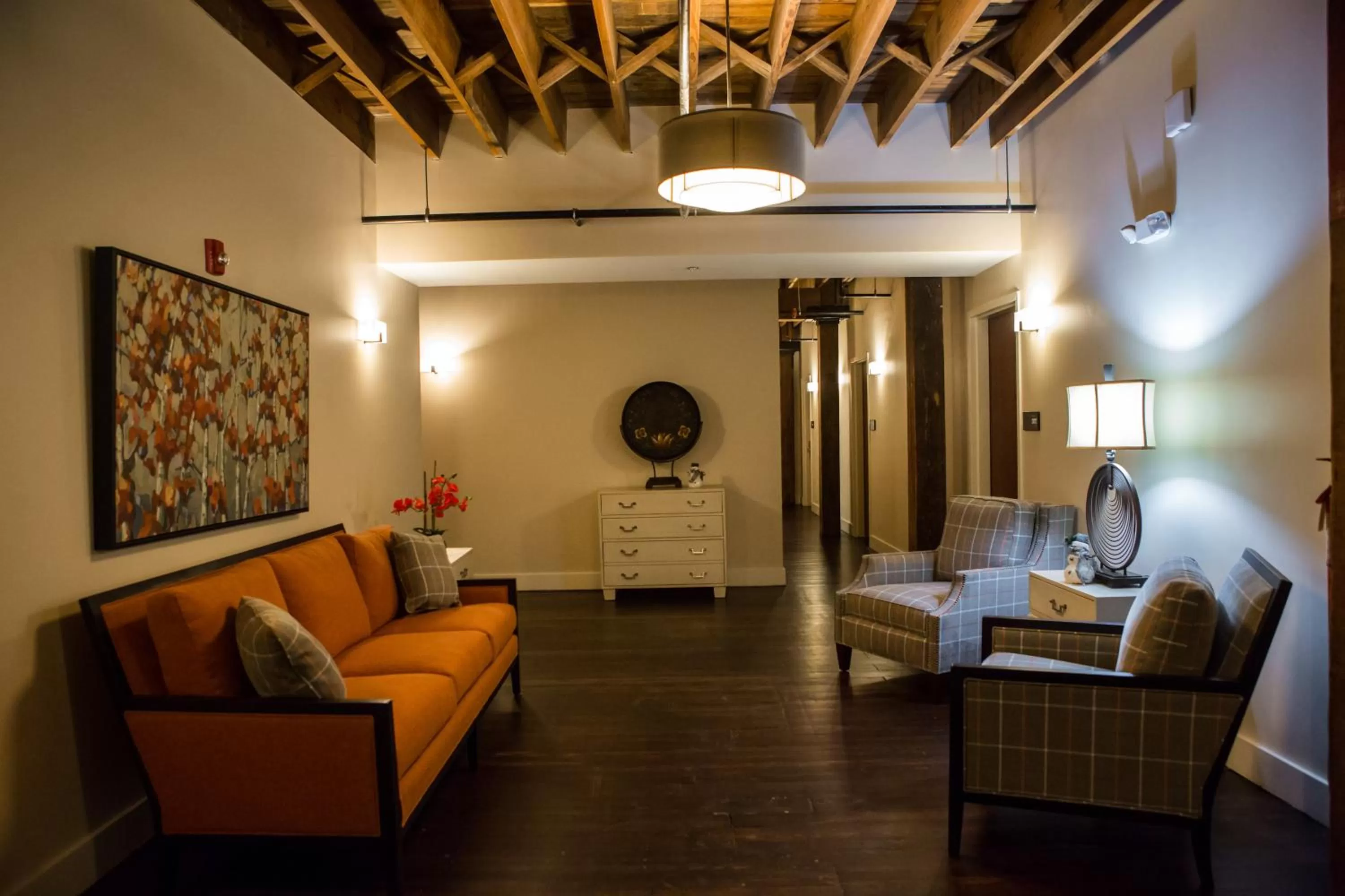 Communal lounge/ TV room in Jackson Park Inn, an Ascend Collection Hotel