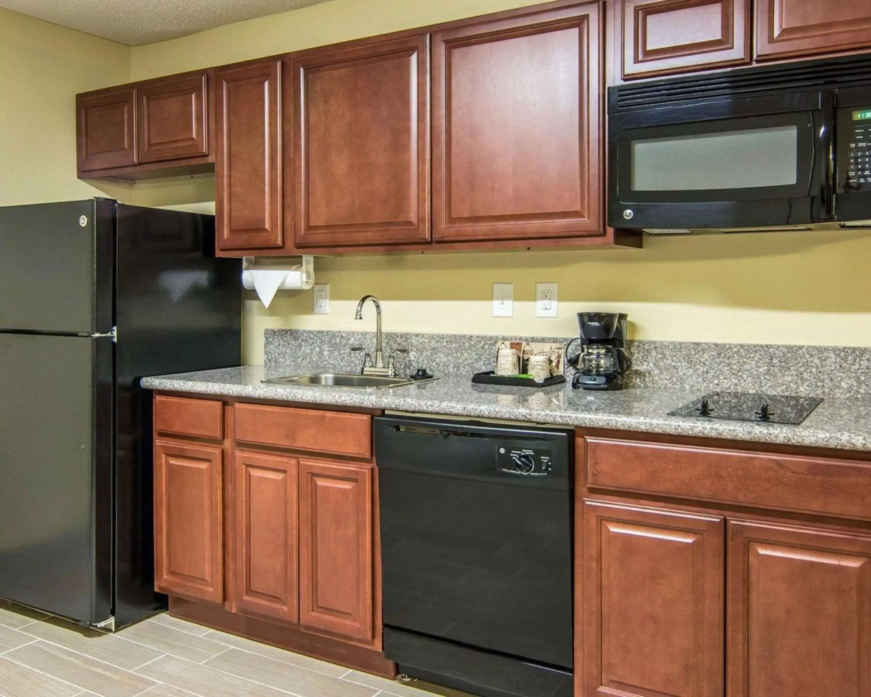Bedroom, Kitchen/Kitchenette in MainStay Suites Williamsburg I-64