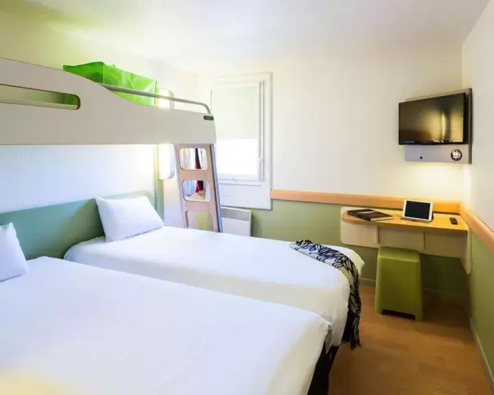 Bed in Ibis Budget Roanne Hôtel