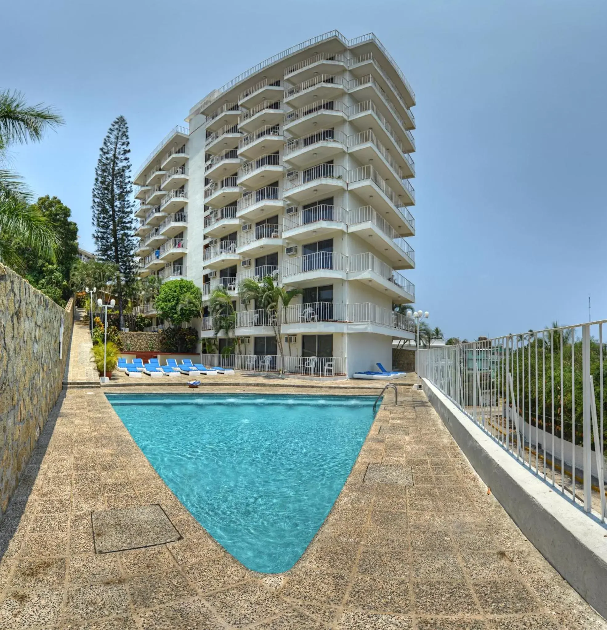 Swimming pool, Property Building in Alba Suites Acapulco