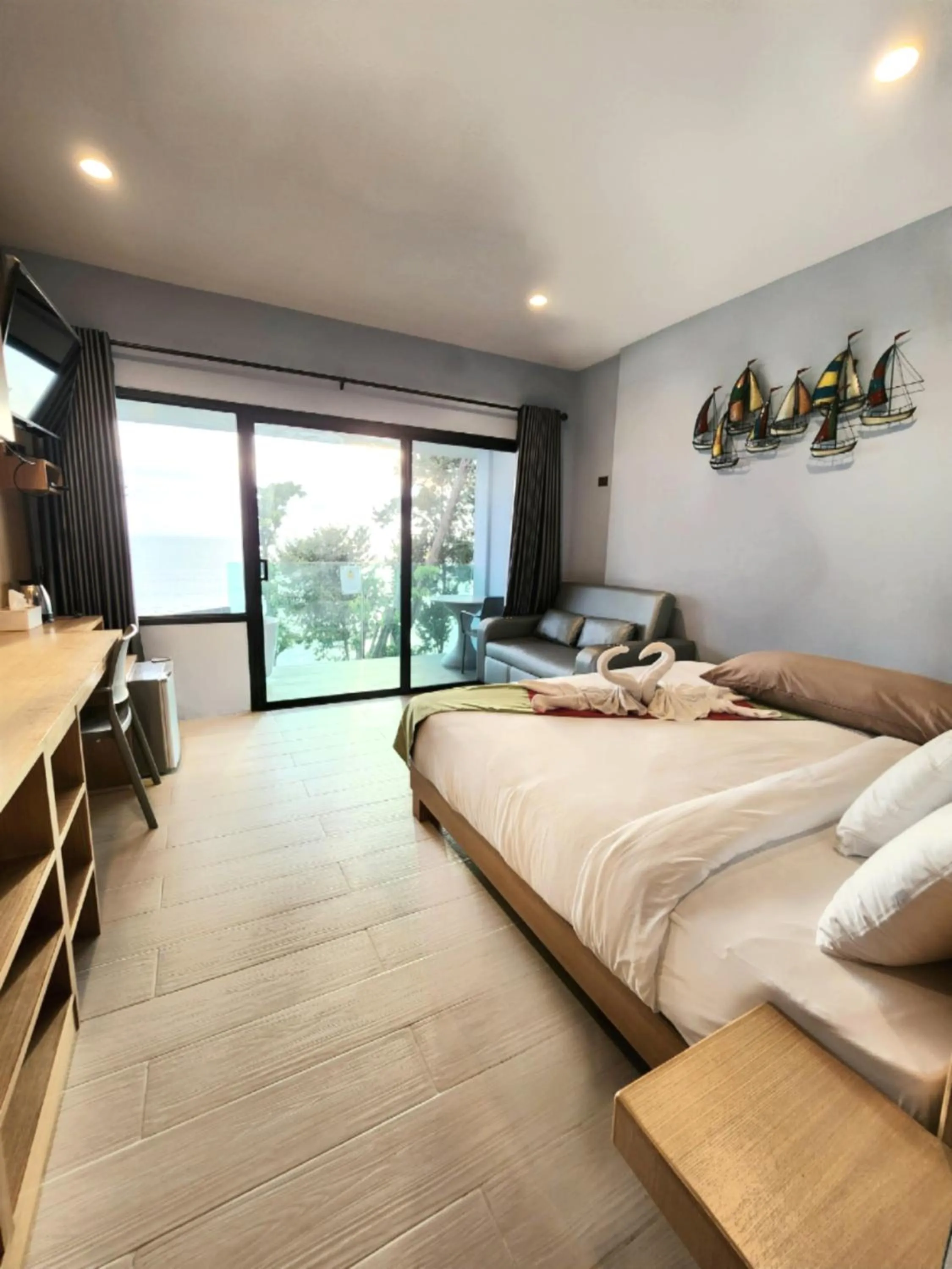 Photo of the whole room, Bed in Cliff Lanta Suite-Koh Lanta Krabi