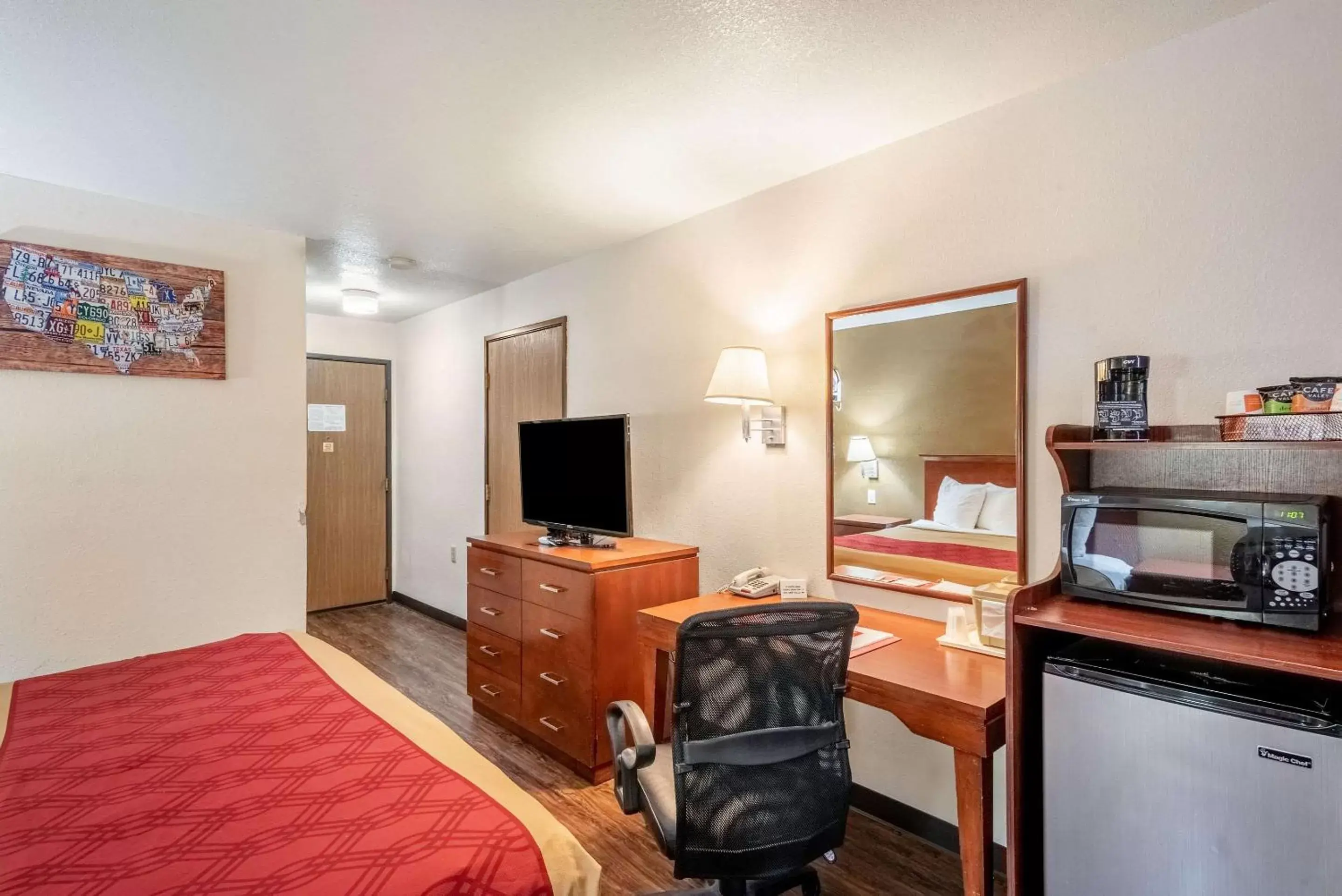 Photo of the whole room, TV/Entertainment Center in Econo Lodge Canon City