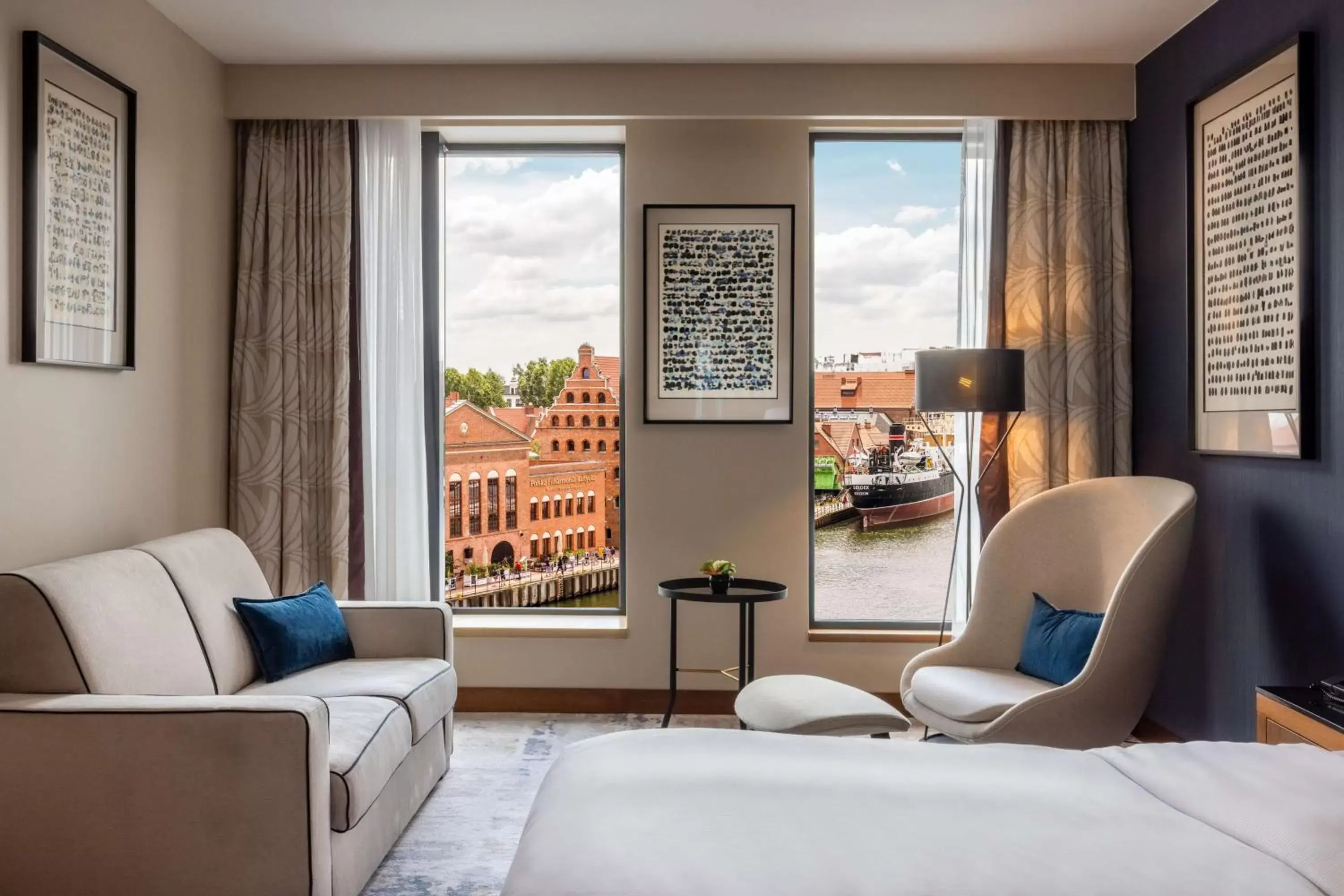 Bed, Seating Area in Hilton Gdansk