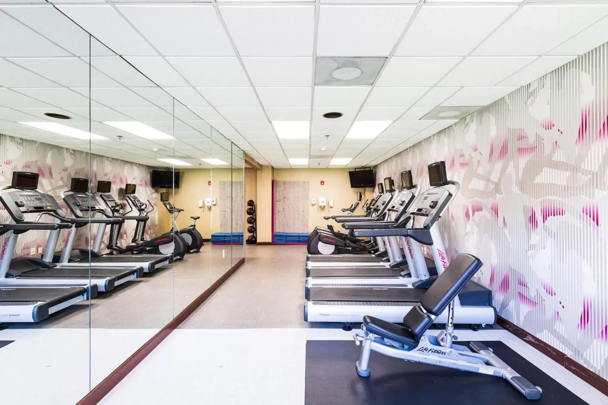 Fitness centre/facilities, Fitness Center/Facilities in Crowne Plaza Edison, an IHG Hotel