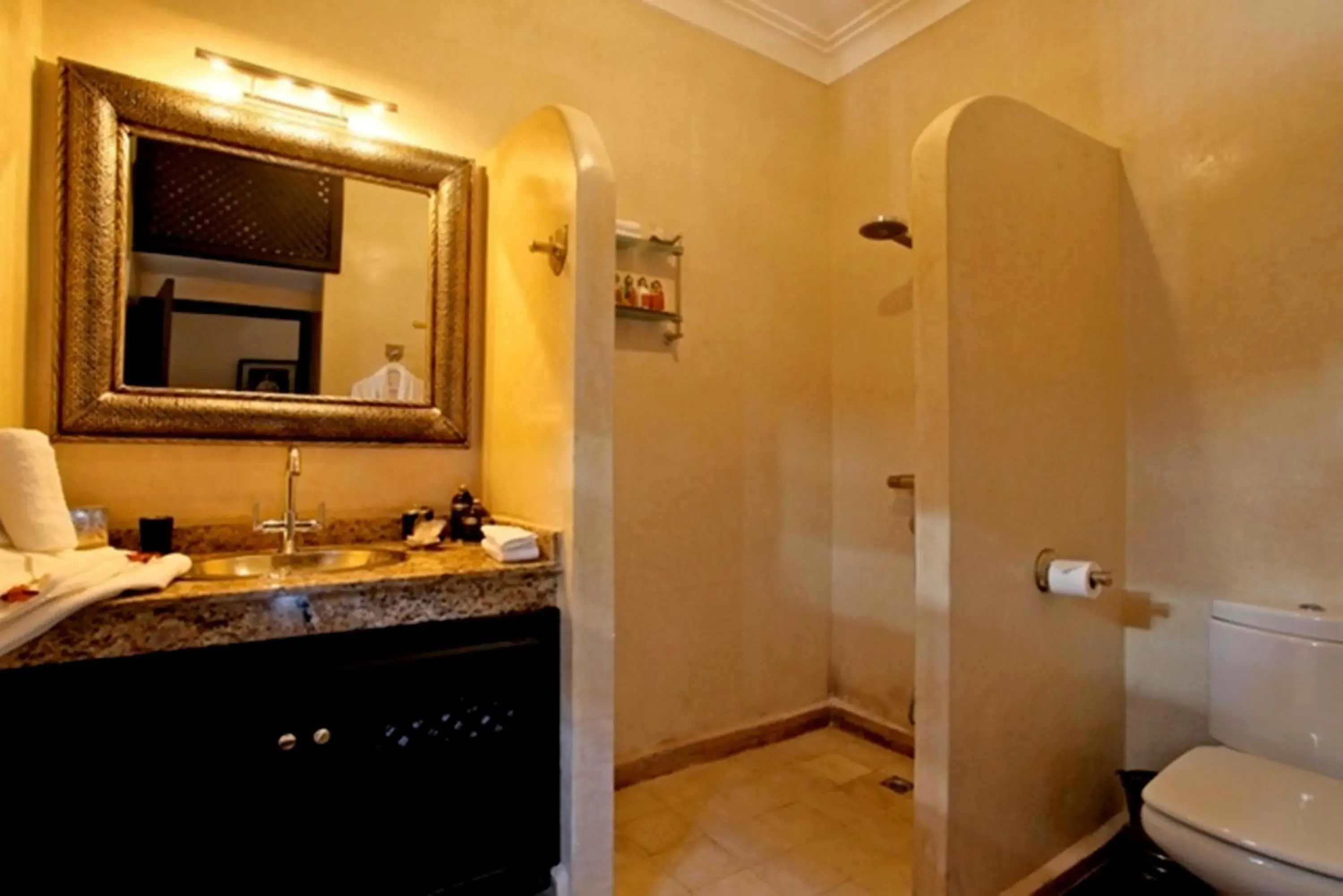 Photo of the whole room, Bathroom in Ryad Amiran & Spa