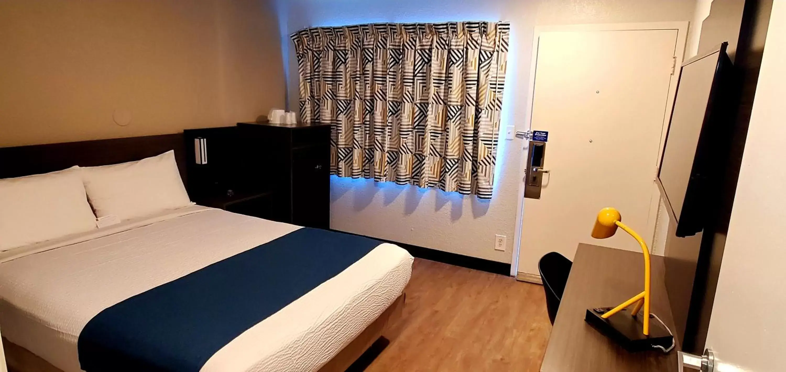 Bedroom, Bed in Motel 6-Palmdale, CA