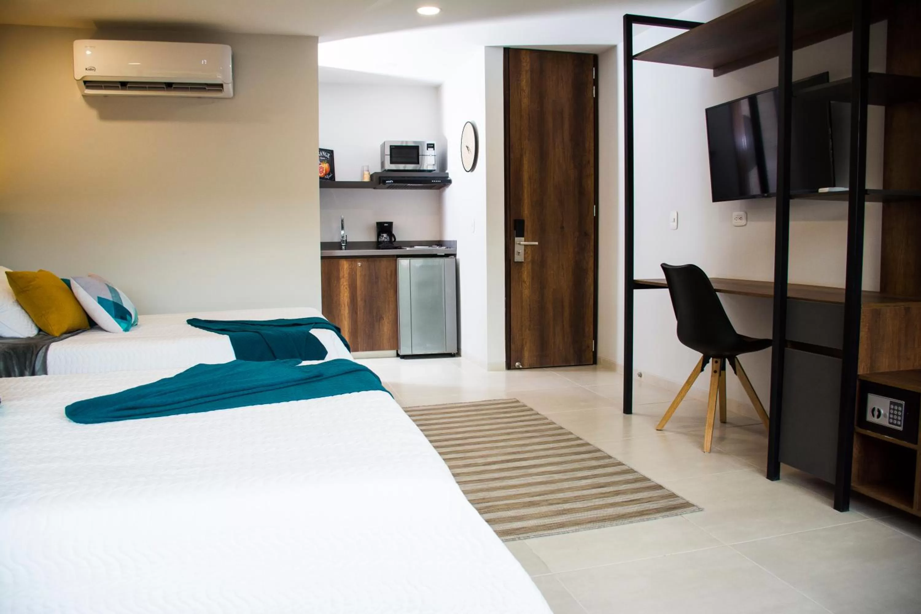 Photo of the whole room, Bed in Kapital Suites