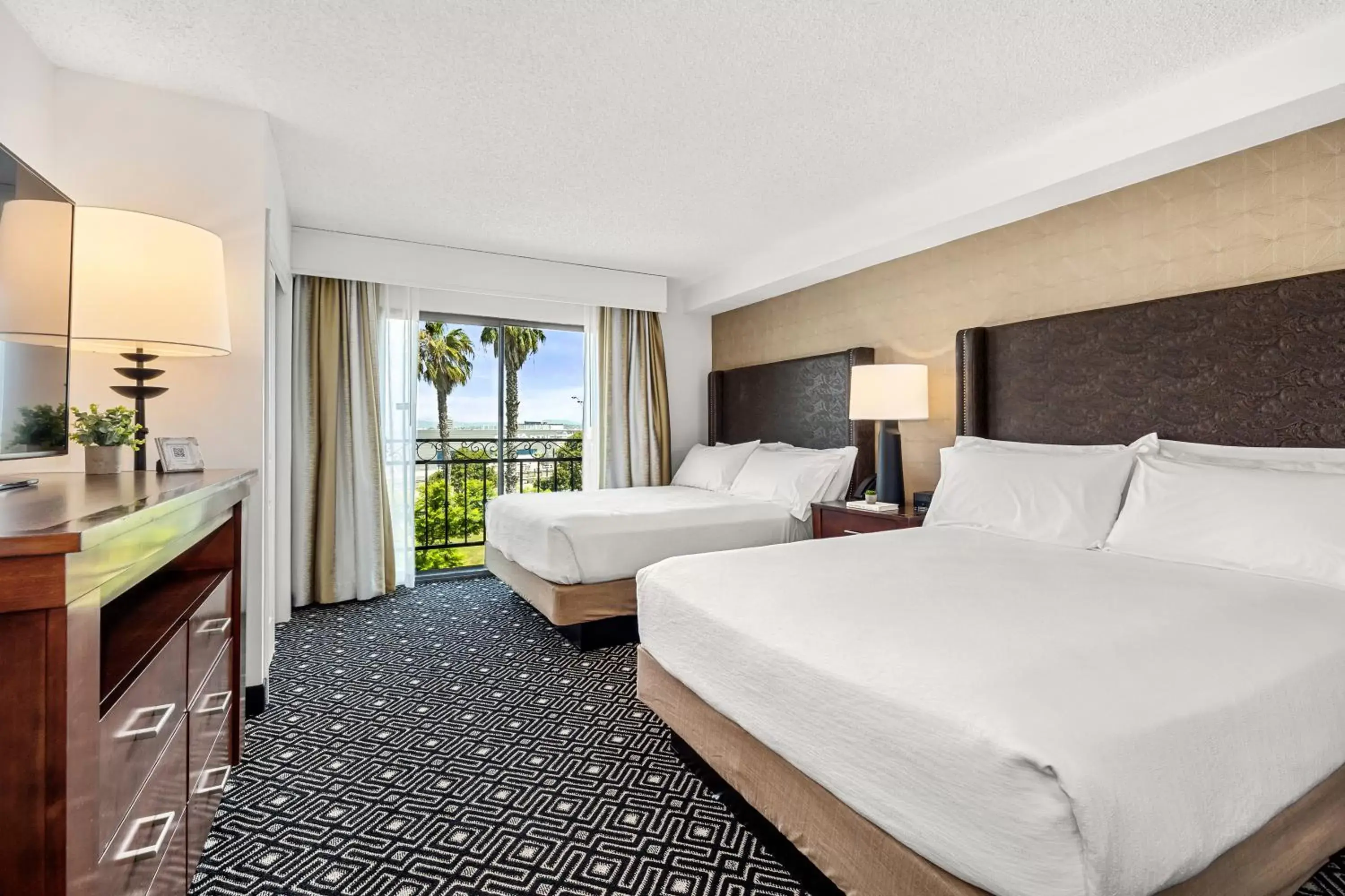 Bed in Embassy Suites by Hilton Los Angeles International Airport South