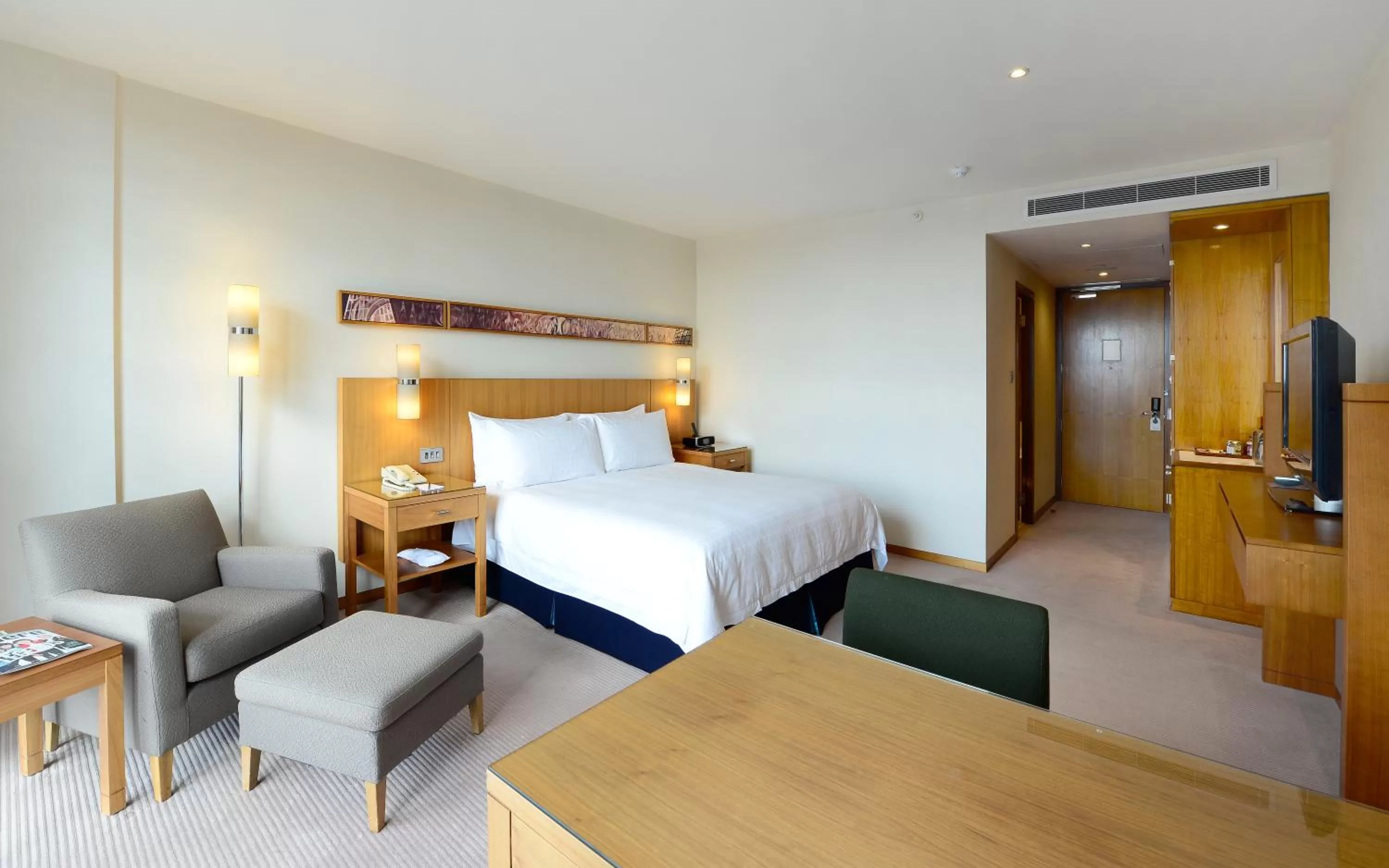 TV and multimedia, Bed in Canary Riverside Plaza Hotel