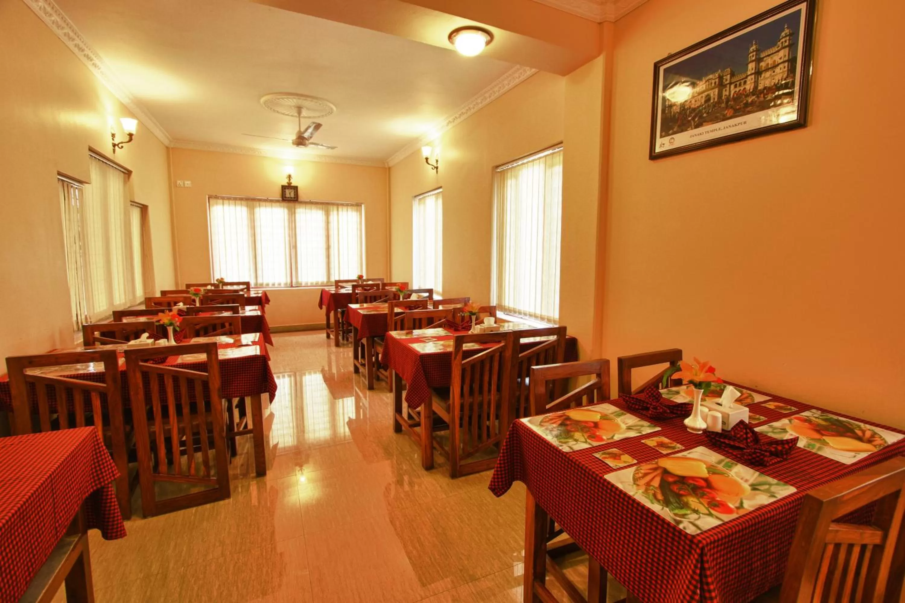 Restaurant/places to eat in Hotel Crystal Palace