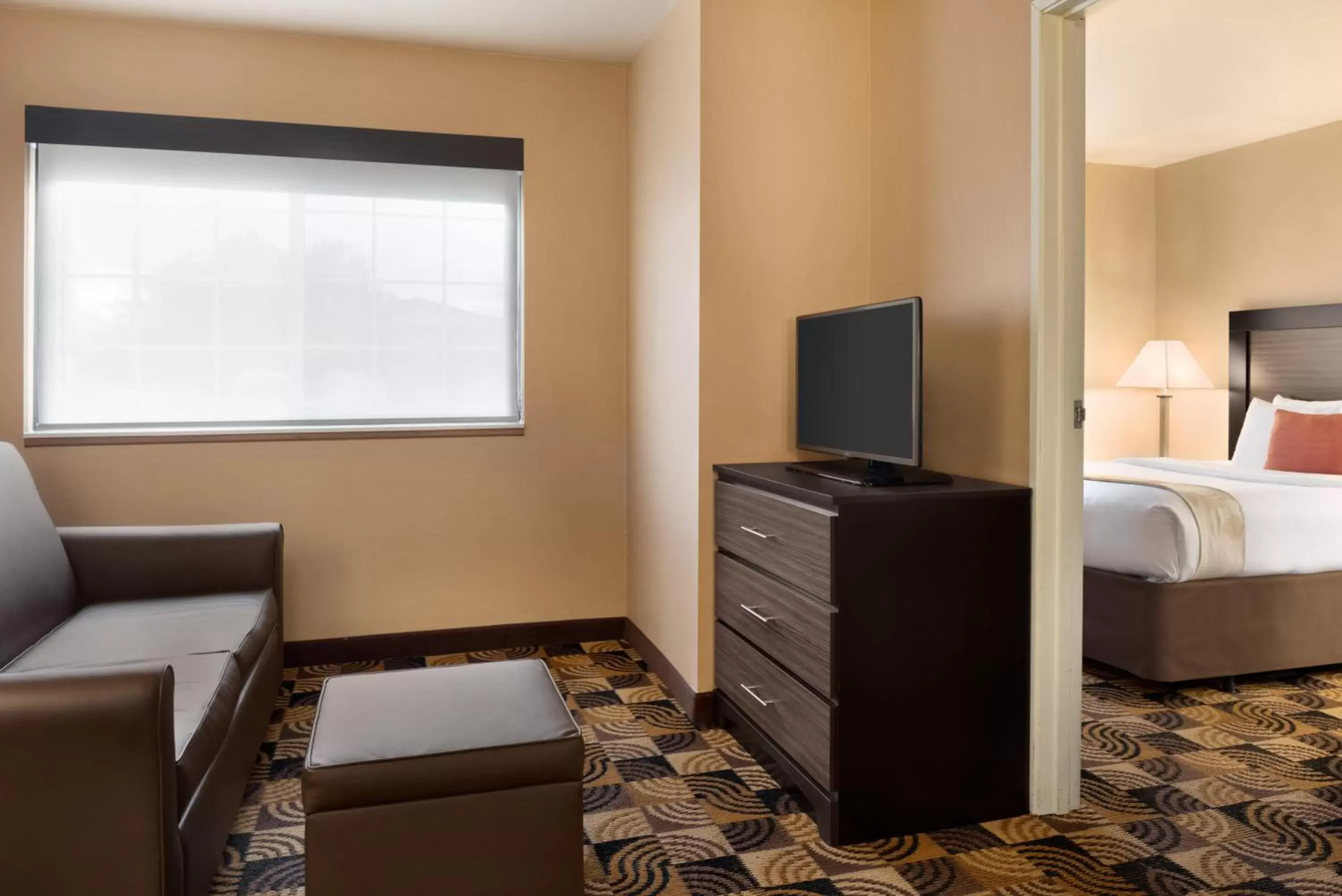 TV/Entertainment Center in Hawthorn Suites By Wyndham Oak Creek/Milwaukee Airport