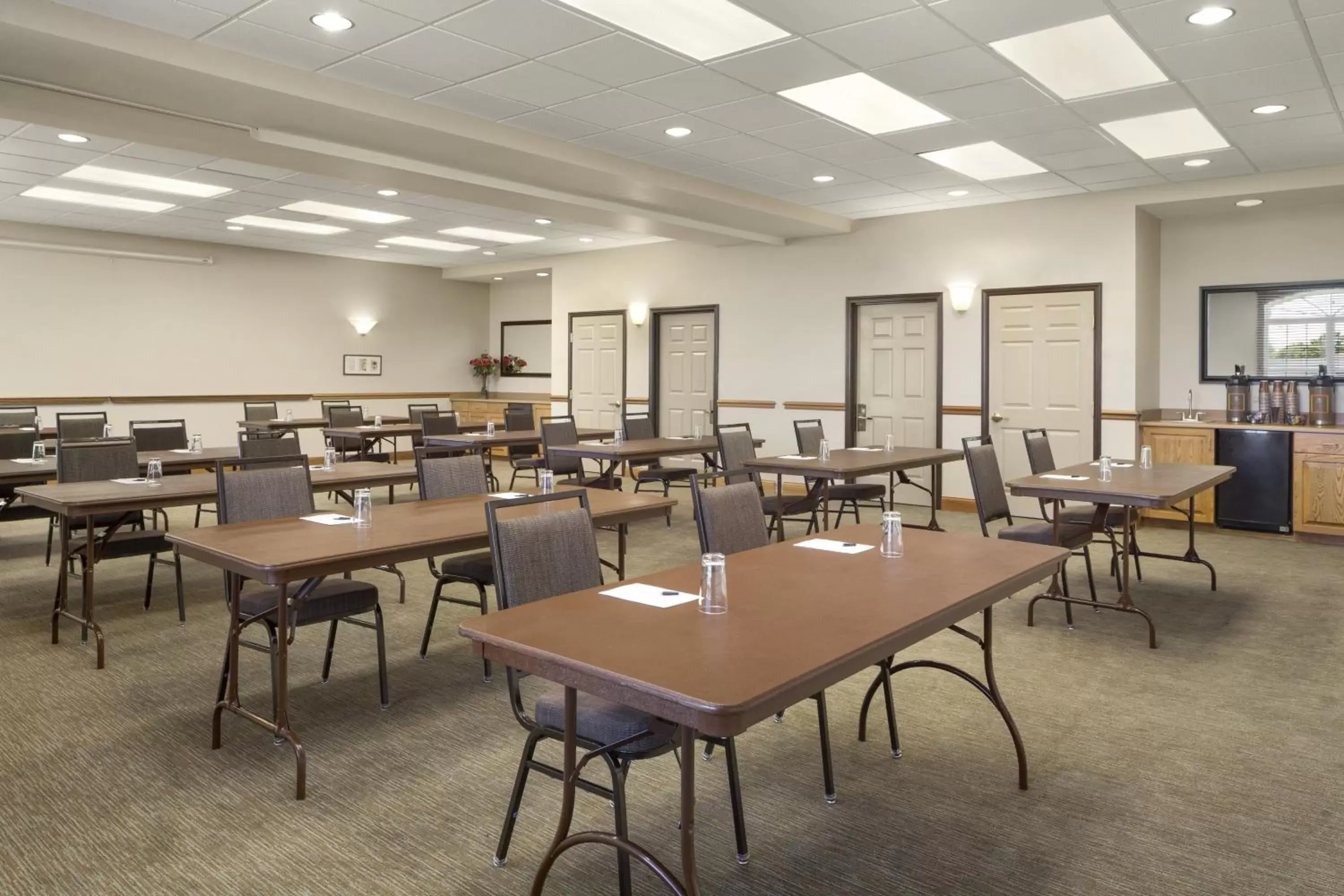 Meeting/conference room, Restaurant/Places to Eat in Country Inn & Suites by Radisson, Findlay, OH