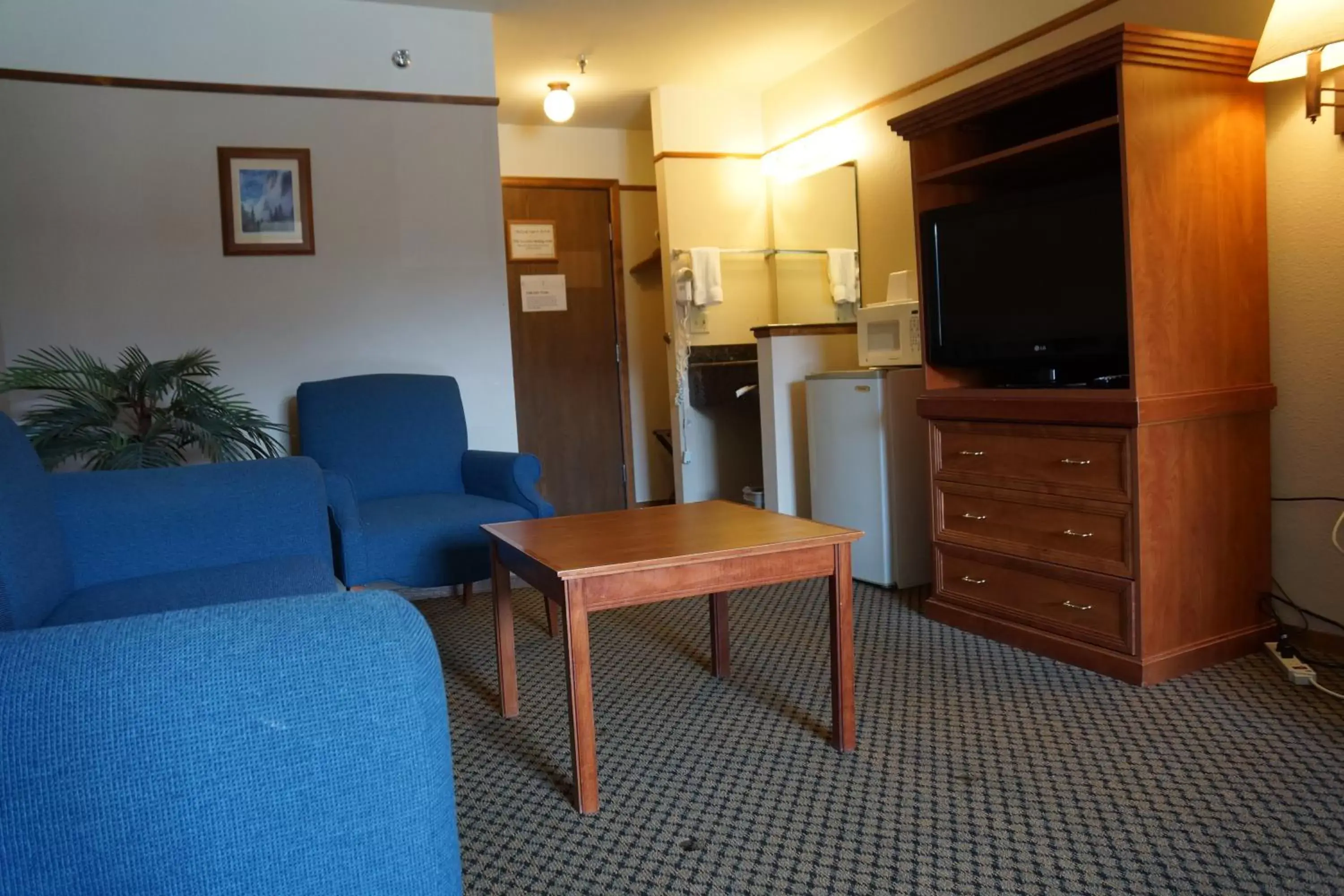 Seating area, TV/Entertainment Center in Luxury Inn & Suites