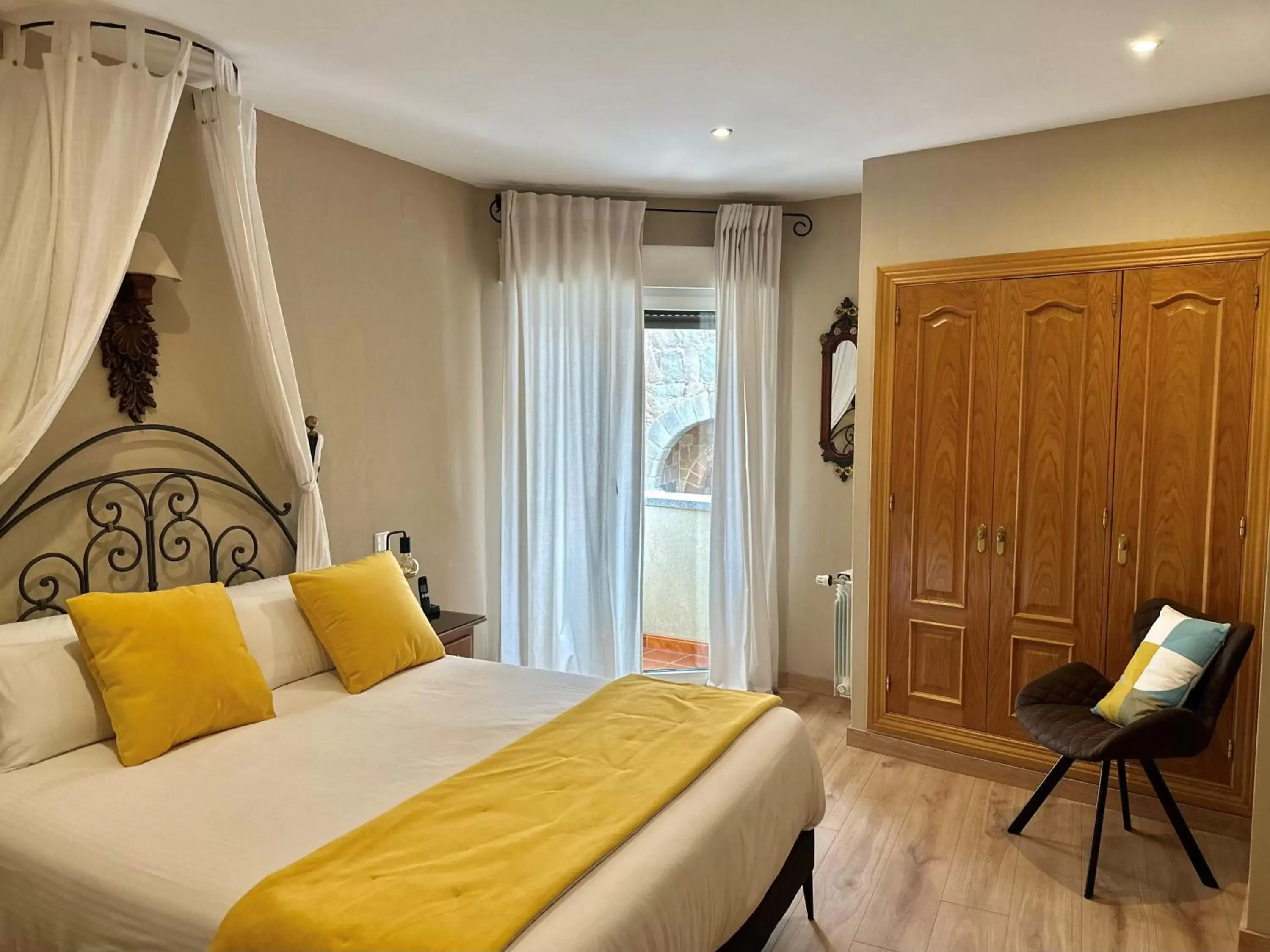 Superior Double Room with City View in Hotel Arco San Vicente Superior Double Room with City View in Hotel Arco San Vicente