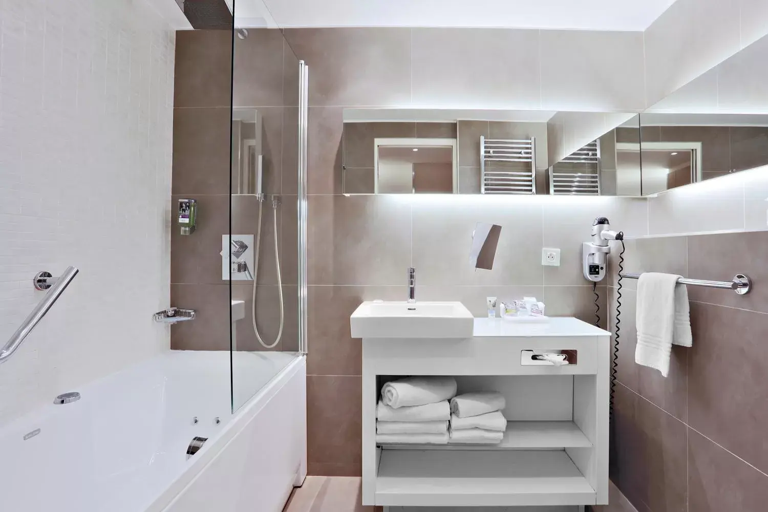 Toilet, Bathroom in Mercure Paris Vaugirard Porte De Versailles