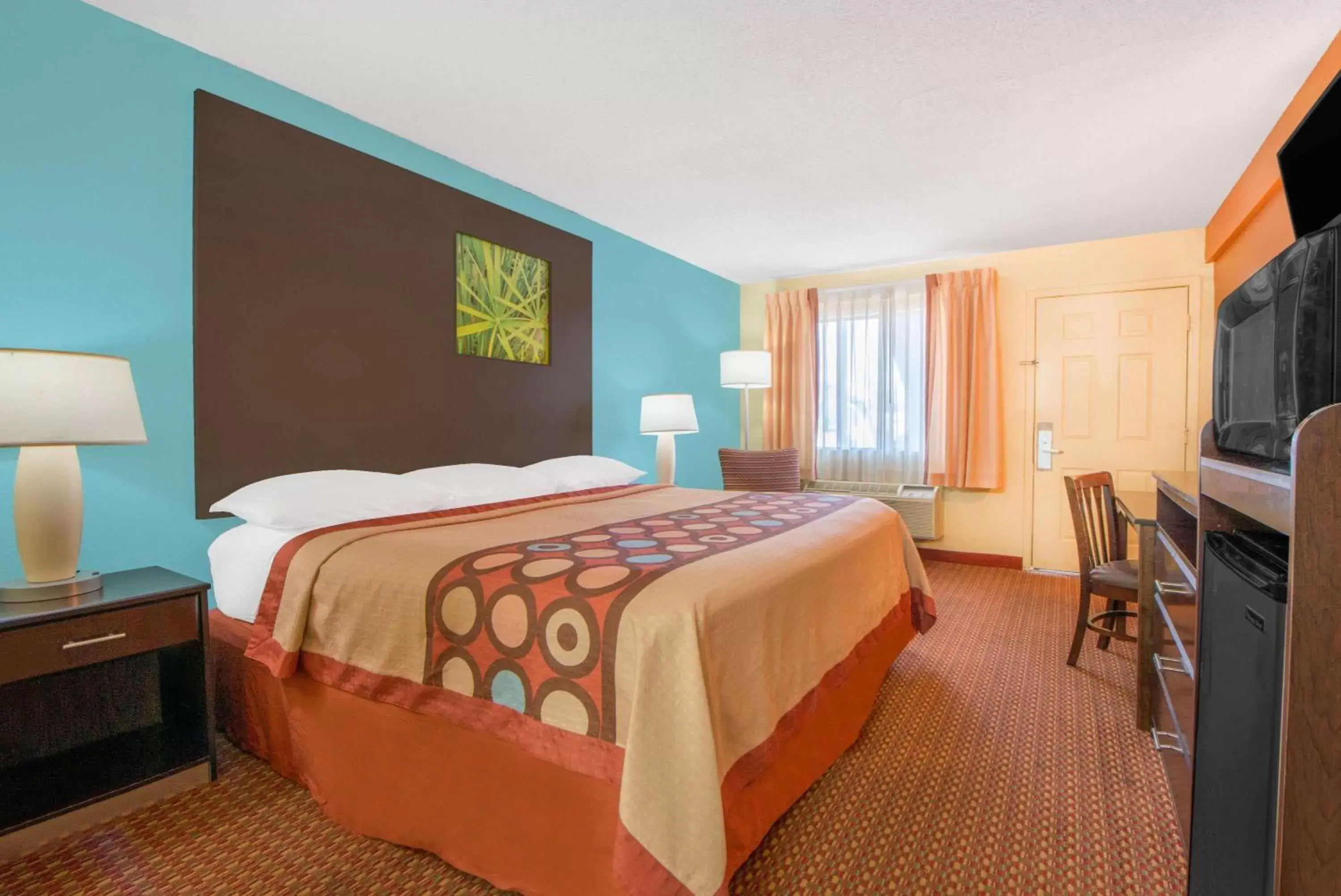 Photo of the whole room, Bed in Super 8 by Wyndham Tulsa