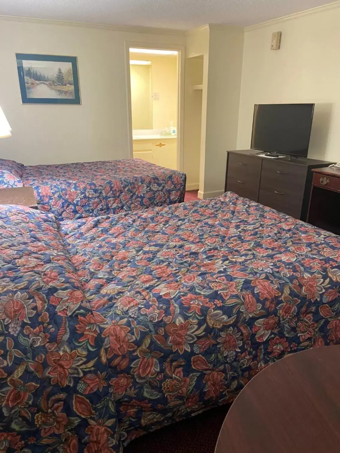 Photo of the whole room, Bed in Corbin Inn