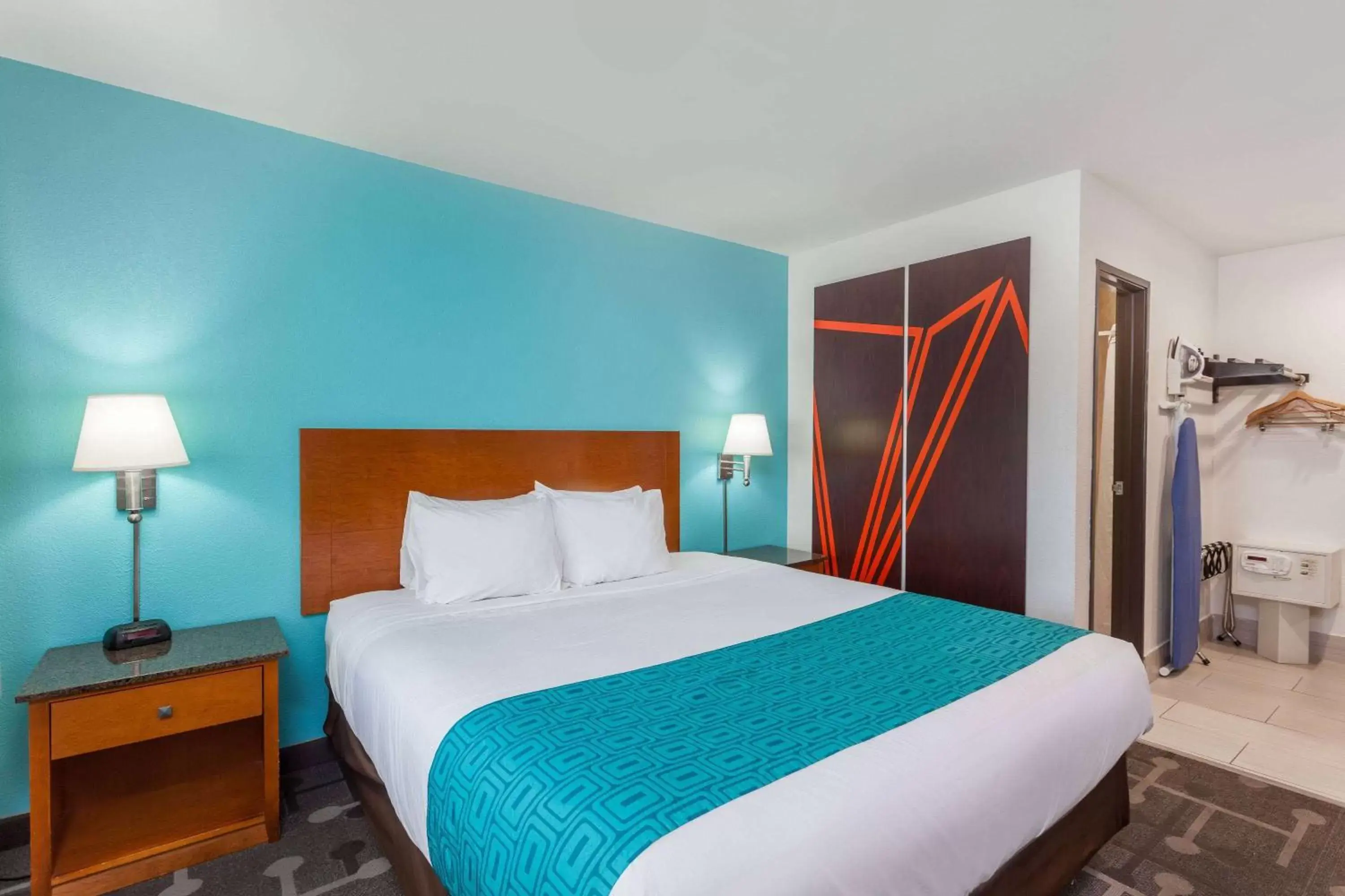 Photo of the whole room, Bed in Howard Johnson by Wyndham National City/San Diego South