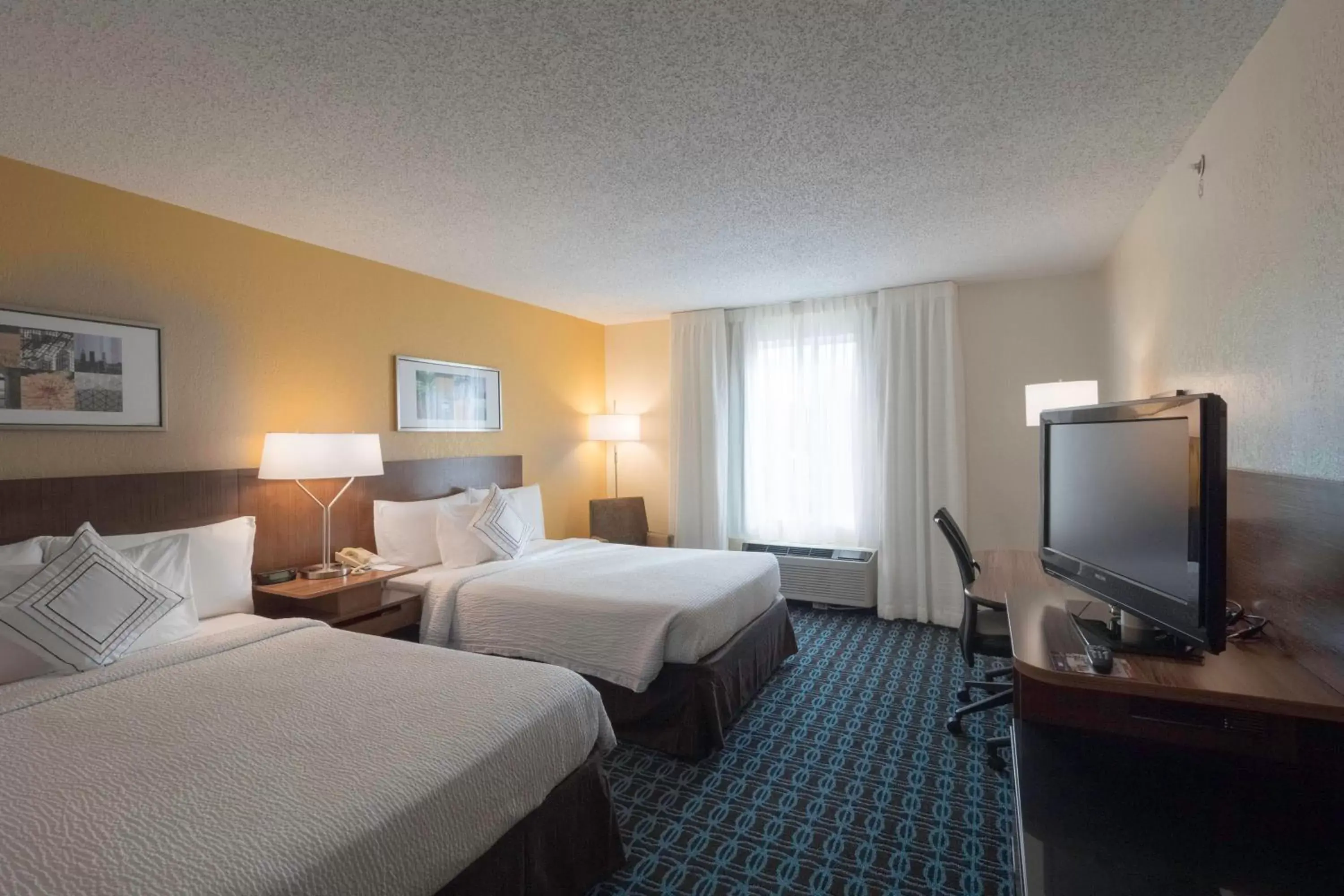 Photo of the whole room, Bed in Fairfield Inn & Suites by Marriott Cleveland Streetsboro