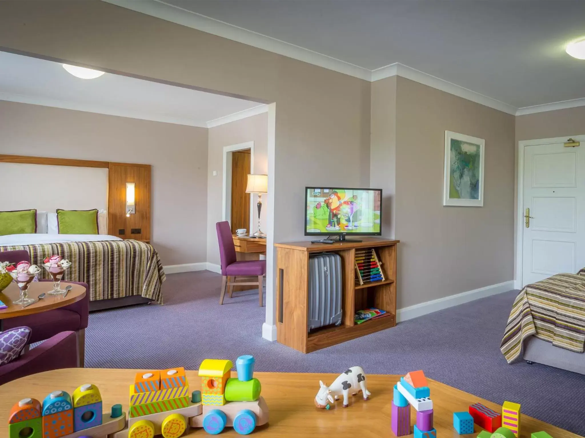 Bedroom, TV/Entertainment Center in Charleville Park Hotel & Leisure Club IRELAND