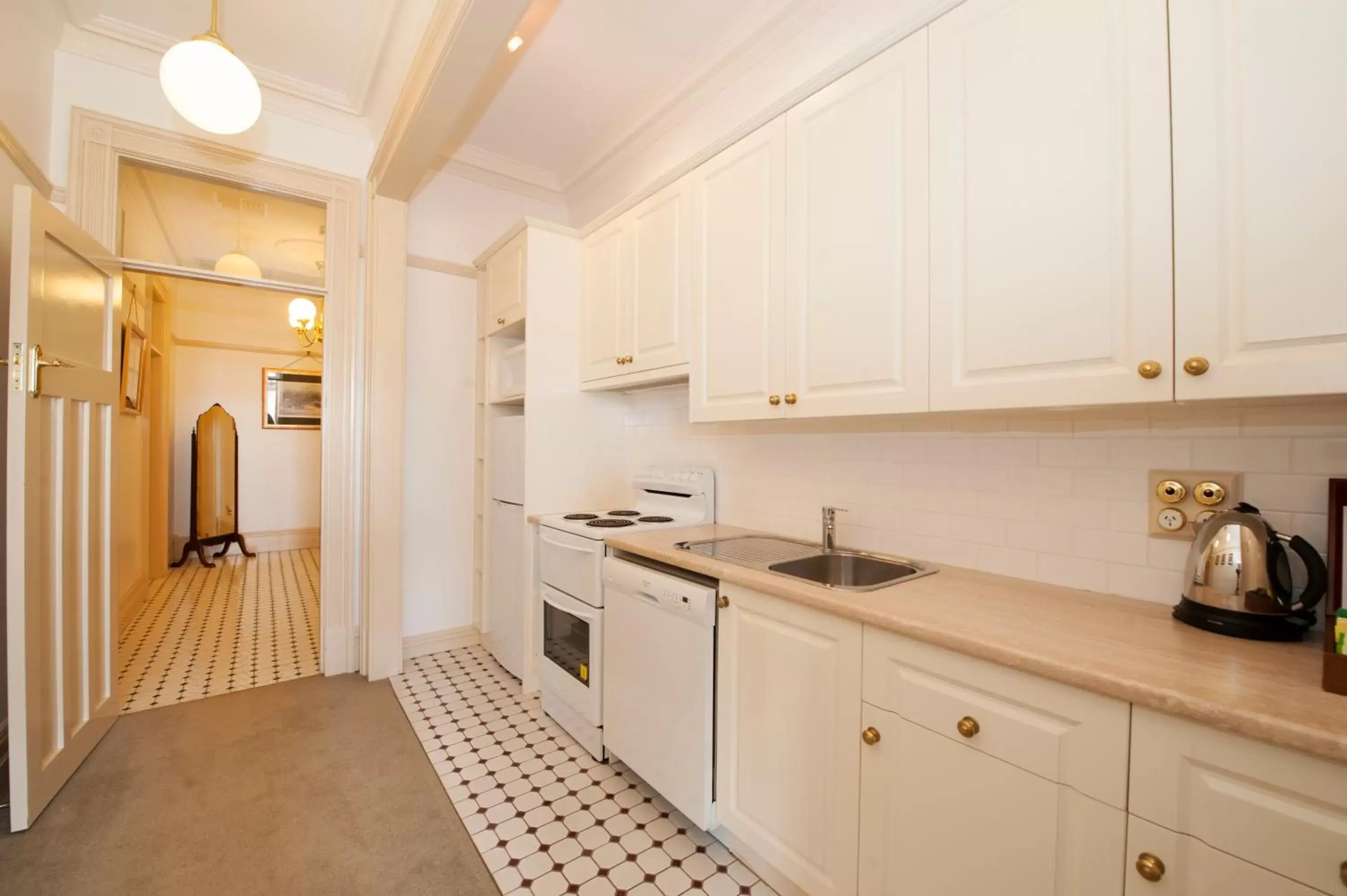 Kitchen or kitchenette, Kitchen/Kitchenette in Cobb & Co Court Boutique Hotel