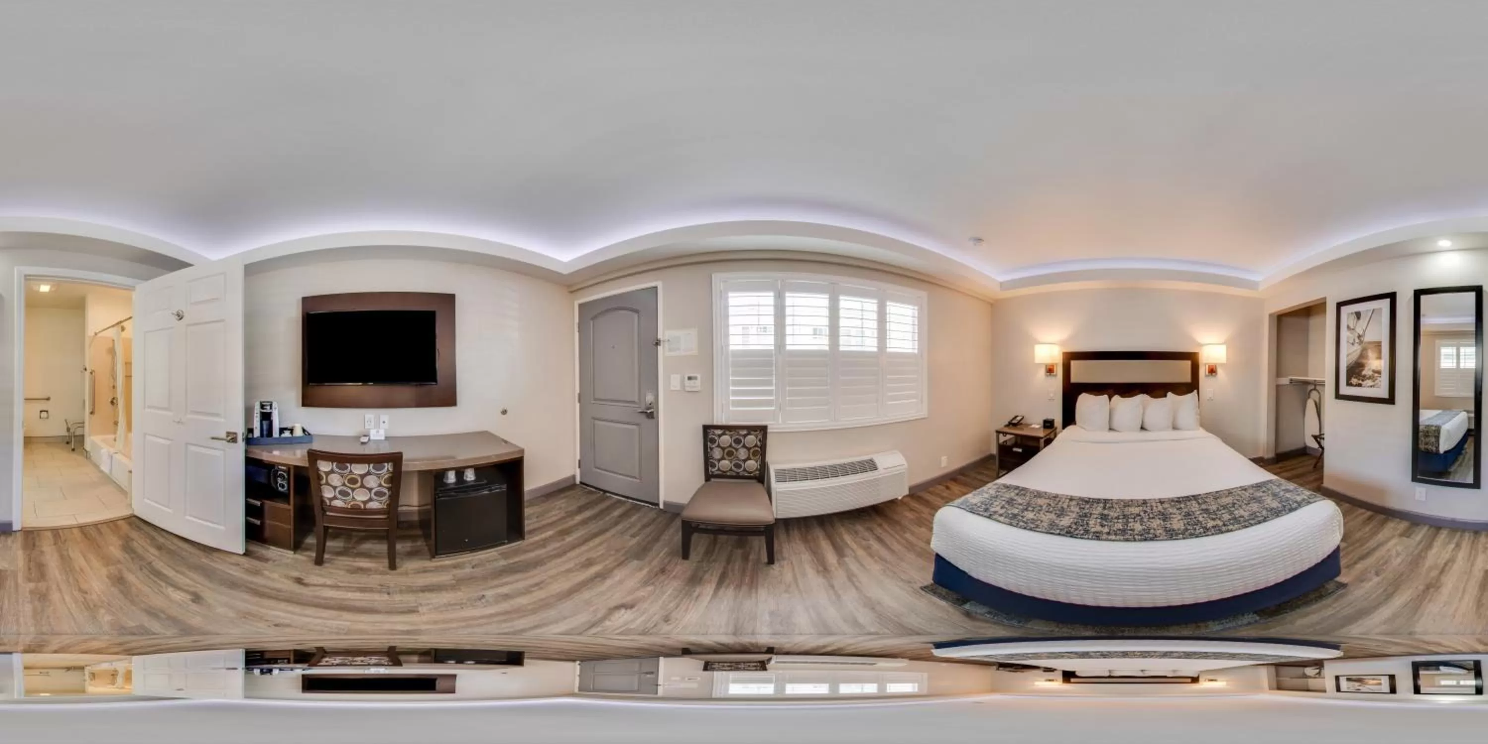 Photo of the whole room, Bed in Inn at 50 Long Beach Convention Center