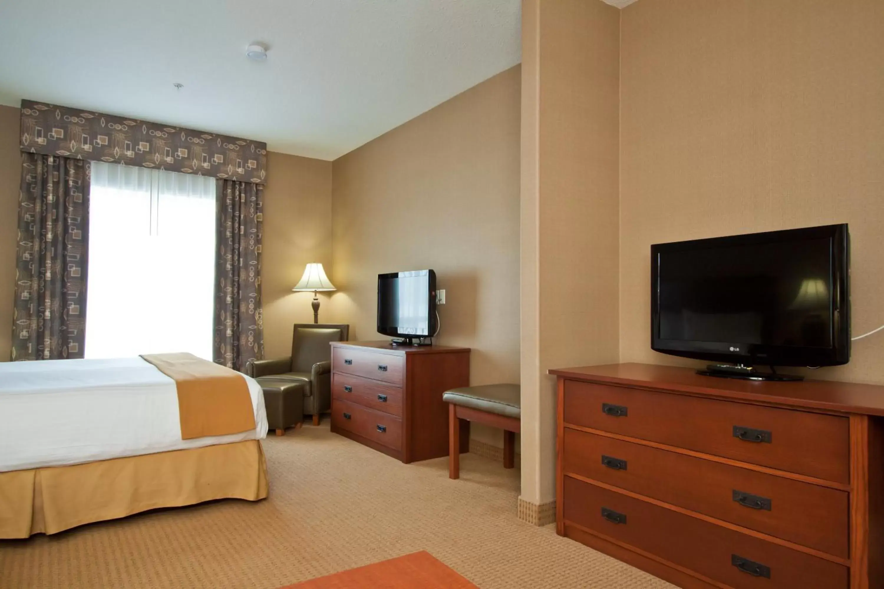 Photo of the whole room, TV/Entertainment Center in Days Inn & Suites by Wyndham Strathmore