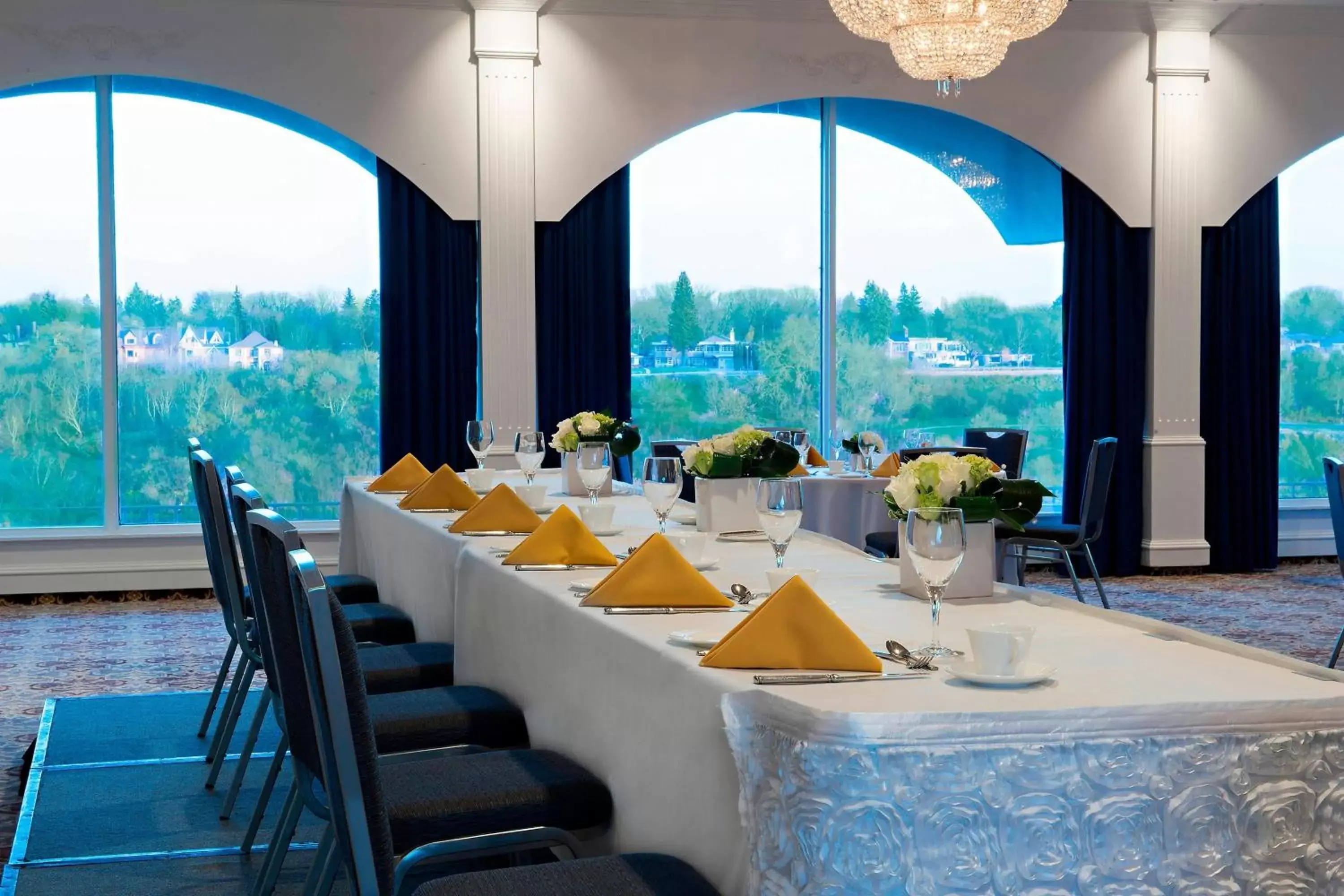 Lobby or reception, Restaurant/Places to Eat in Sheraton Cavalier Saskatoon Hotel