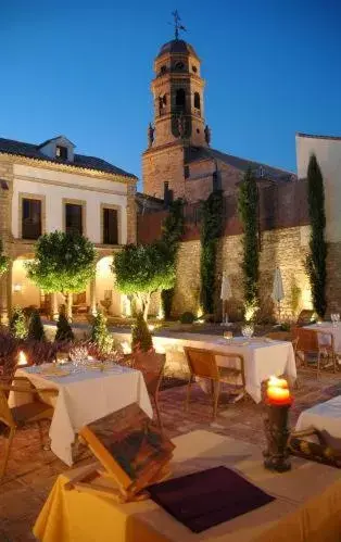 Restaurant/places to eat, Property Building in Hotel Puerta de la Luna