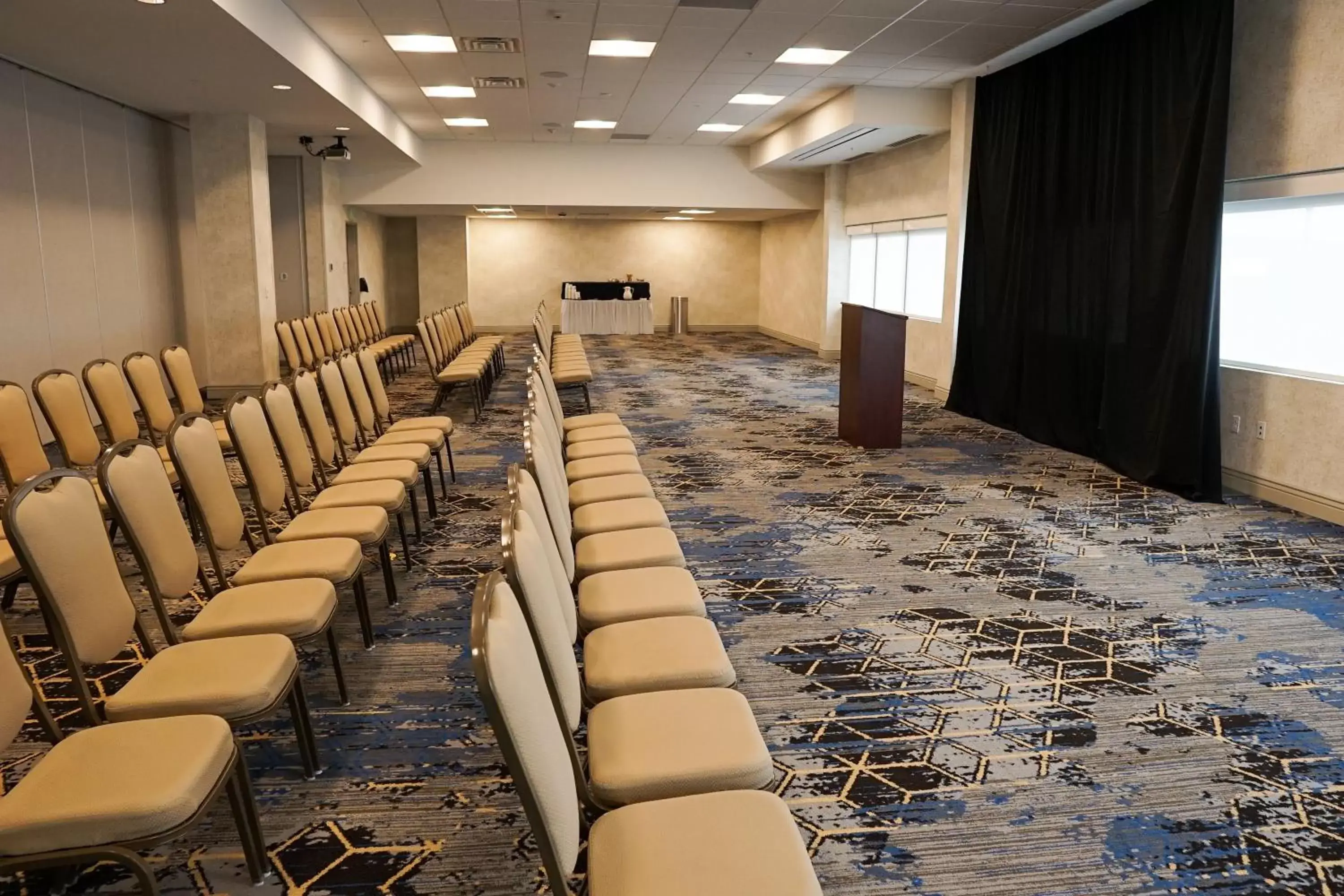 Meeting/conference room in Holiday Inn Express & Suites - Aurora Medical Campus, an IHG Hotel