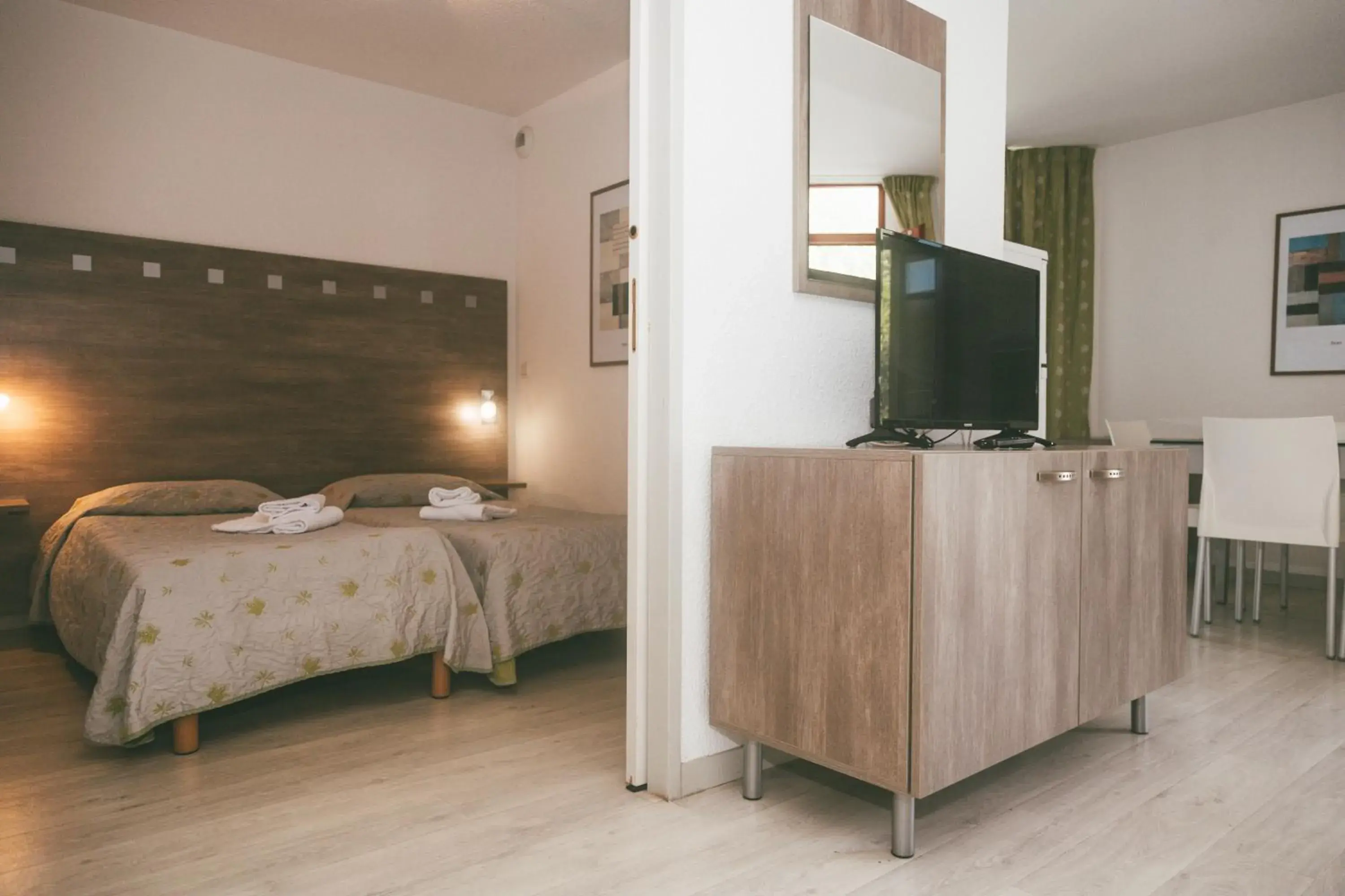 TV and multimedia, Bed in Terres de France - Appart'Hotel le Splendid
