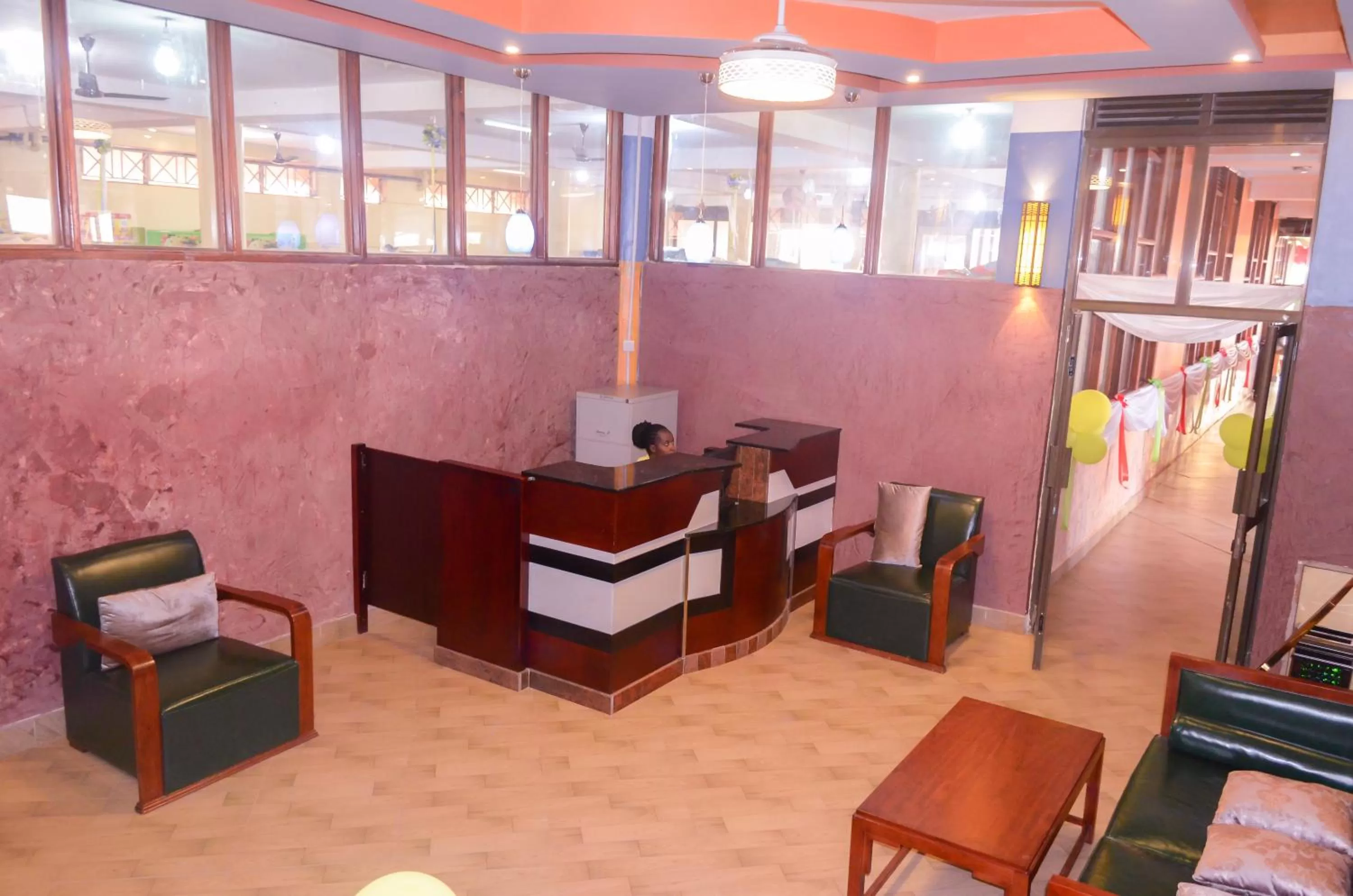 Communal lounge/ TV room in Igar Plaza Hotel