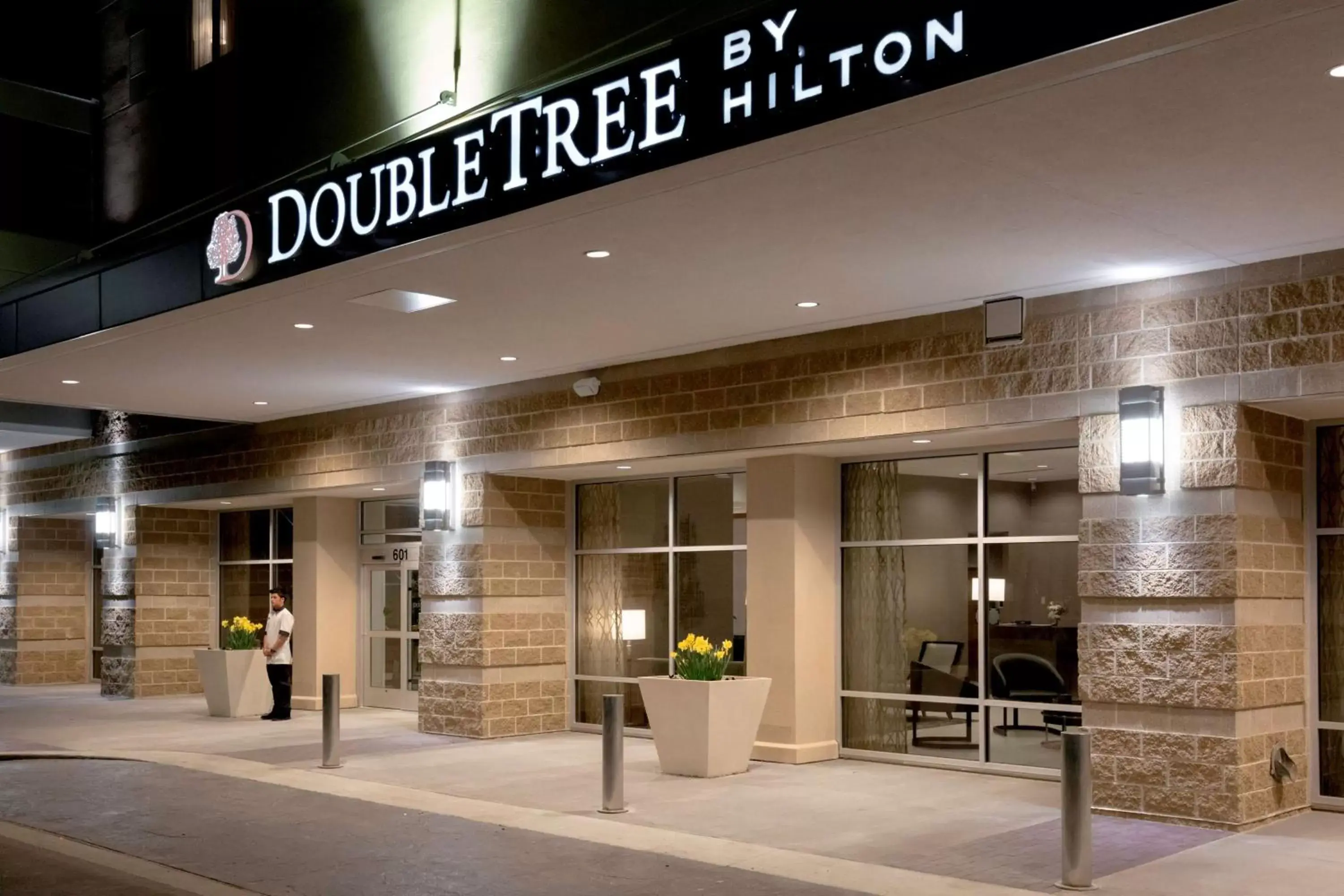 Property building in DoubleTree by Hilton Evansville