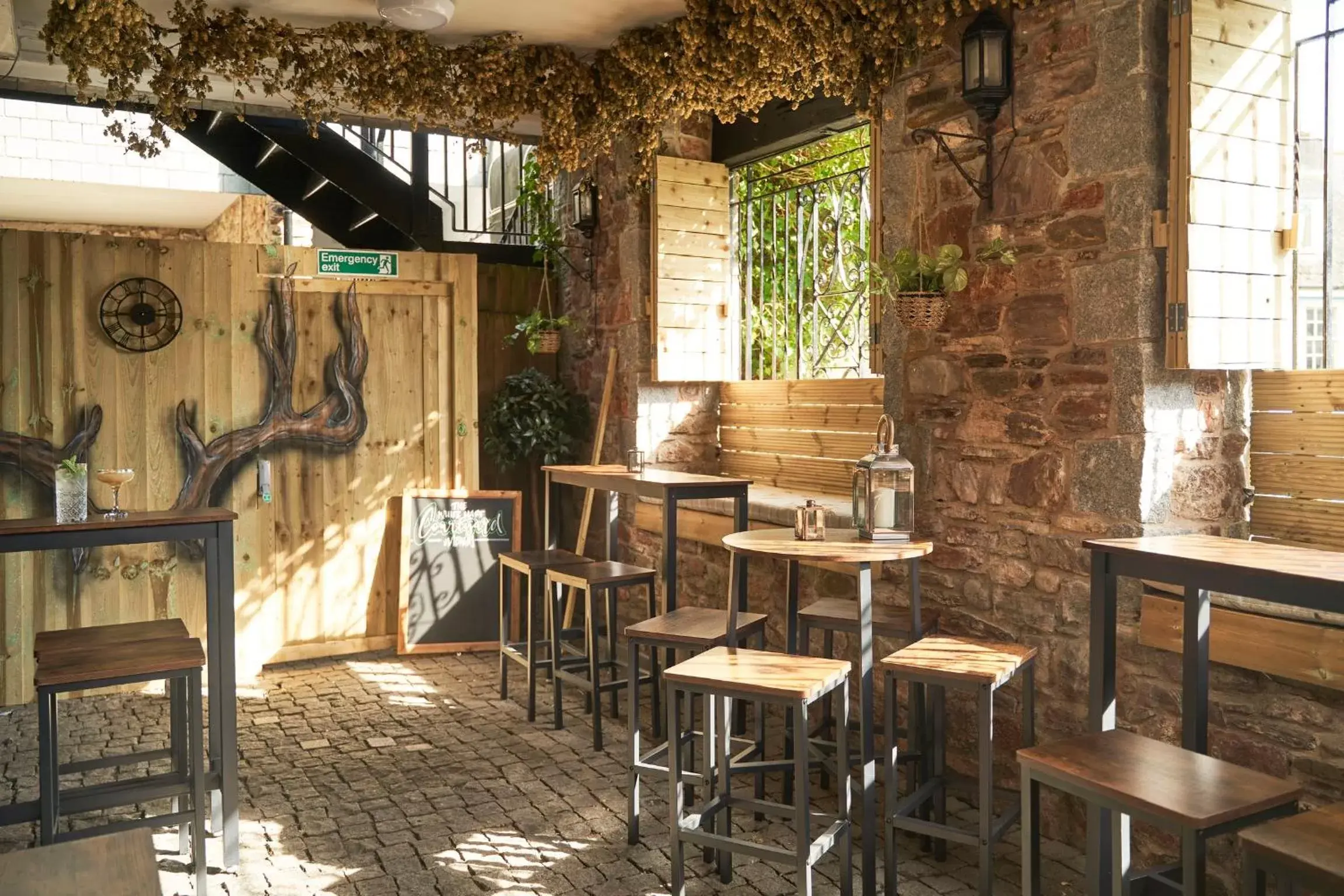 Inner courtyard view, Restaurant/Places to Eat in The White Hart Hotel