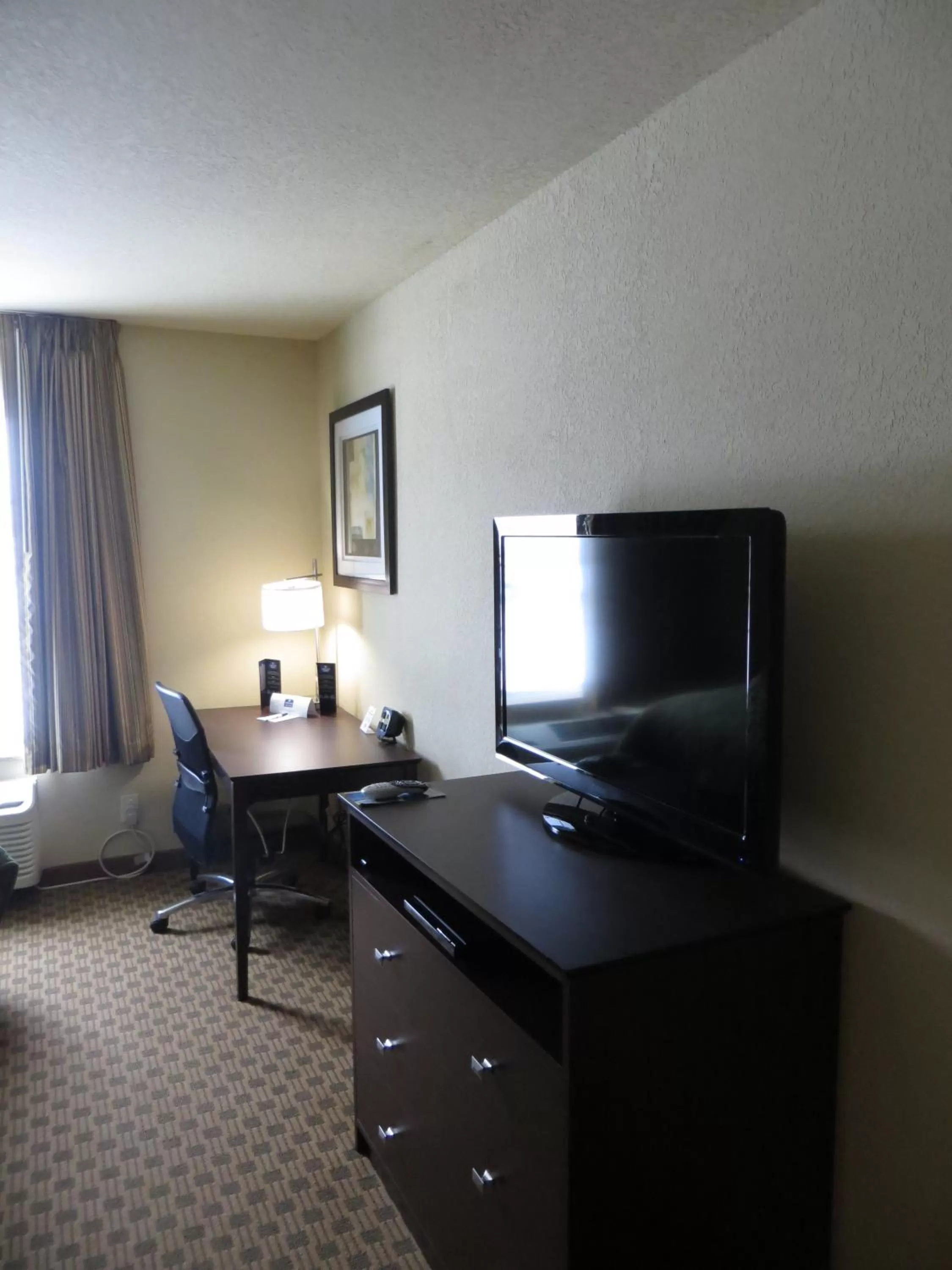 TV and multimedia in Cobblestone Inn & Suites - Harper