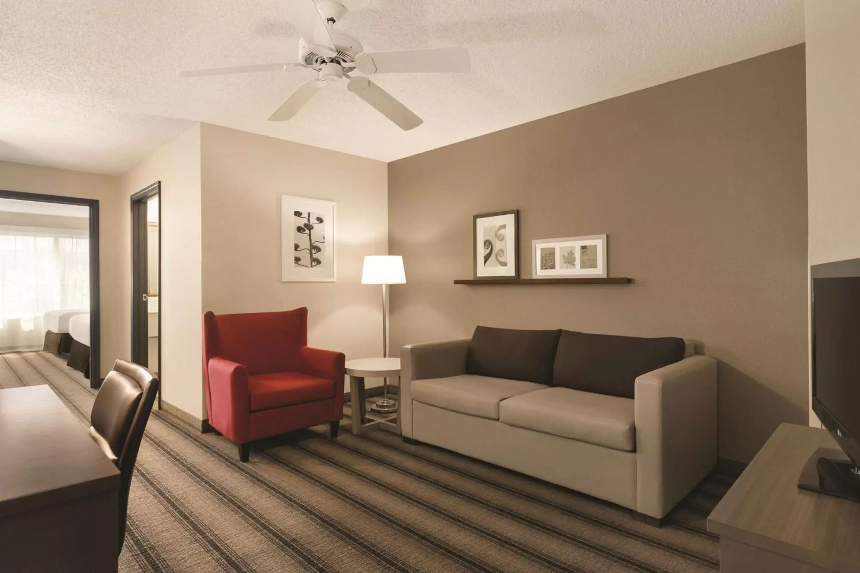 Photo of the whole room, Seating Area in Country Inn & Suites by Radisson, Indianapolis Airport South, IN