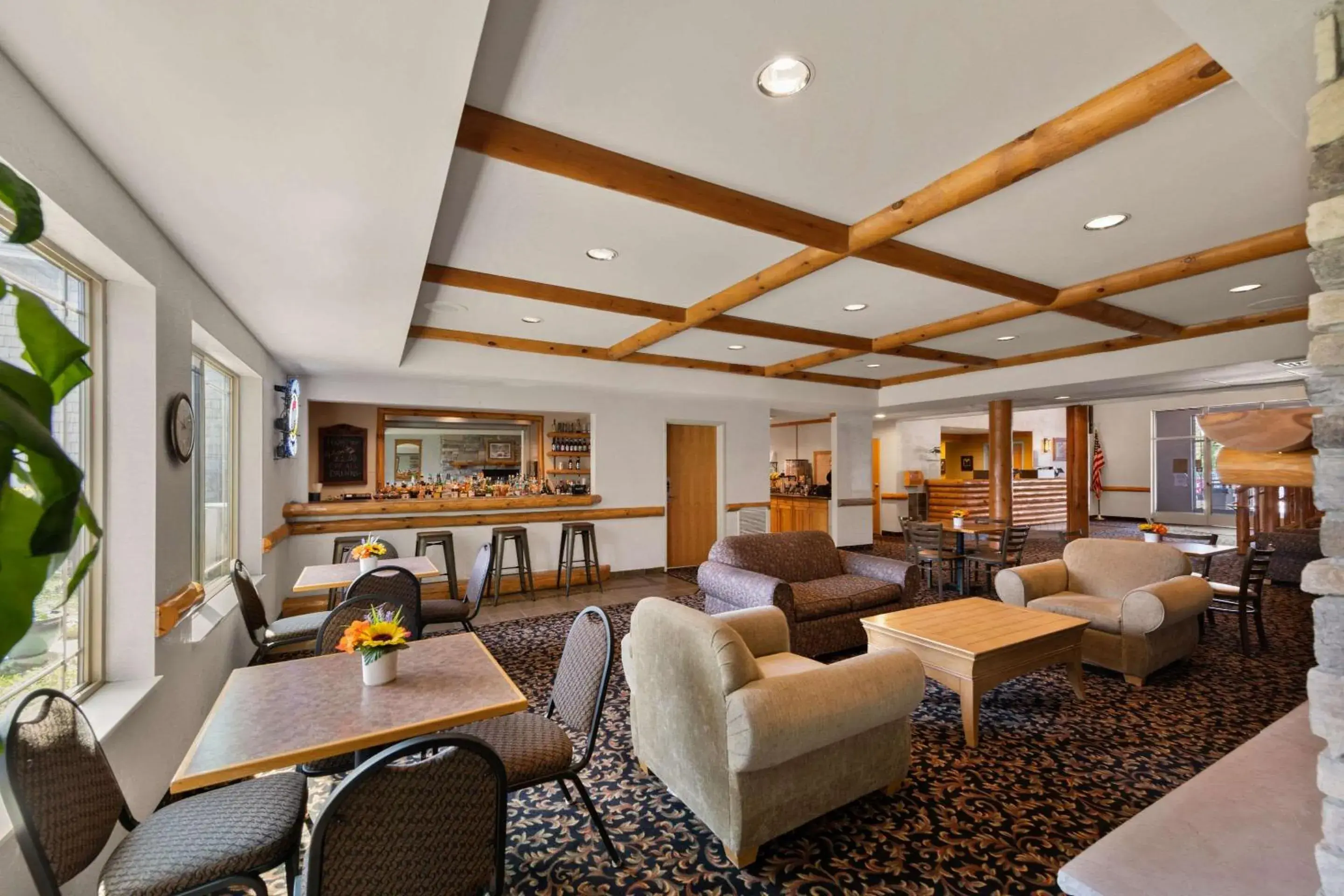 Breakfast, Lounge/Bar in Rodeway Inn & Suites
