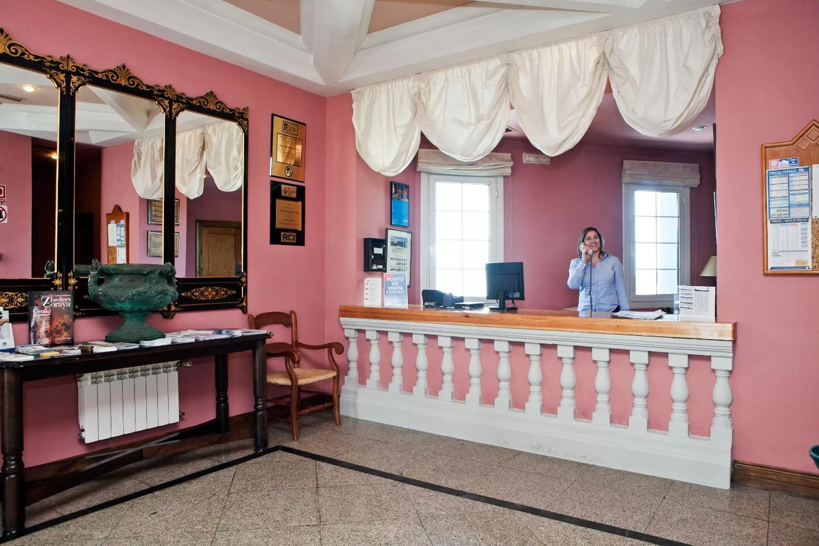 Lobby or reception, Staff in Hotel Apartamentos Trevenque