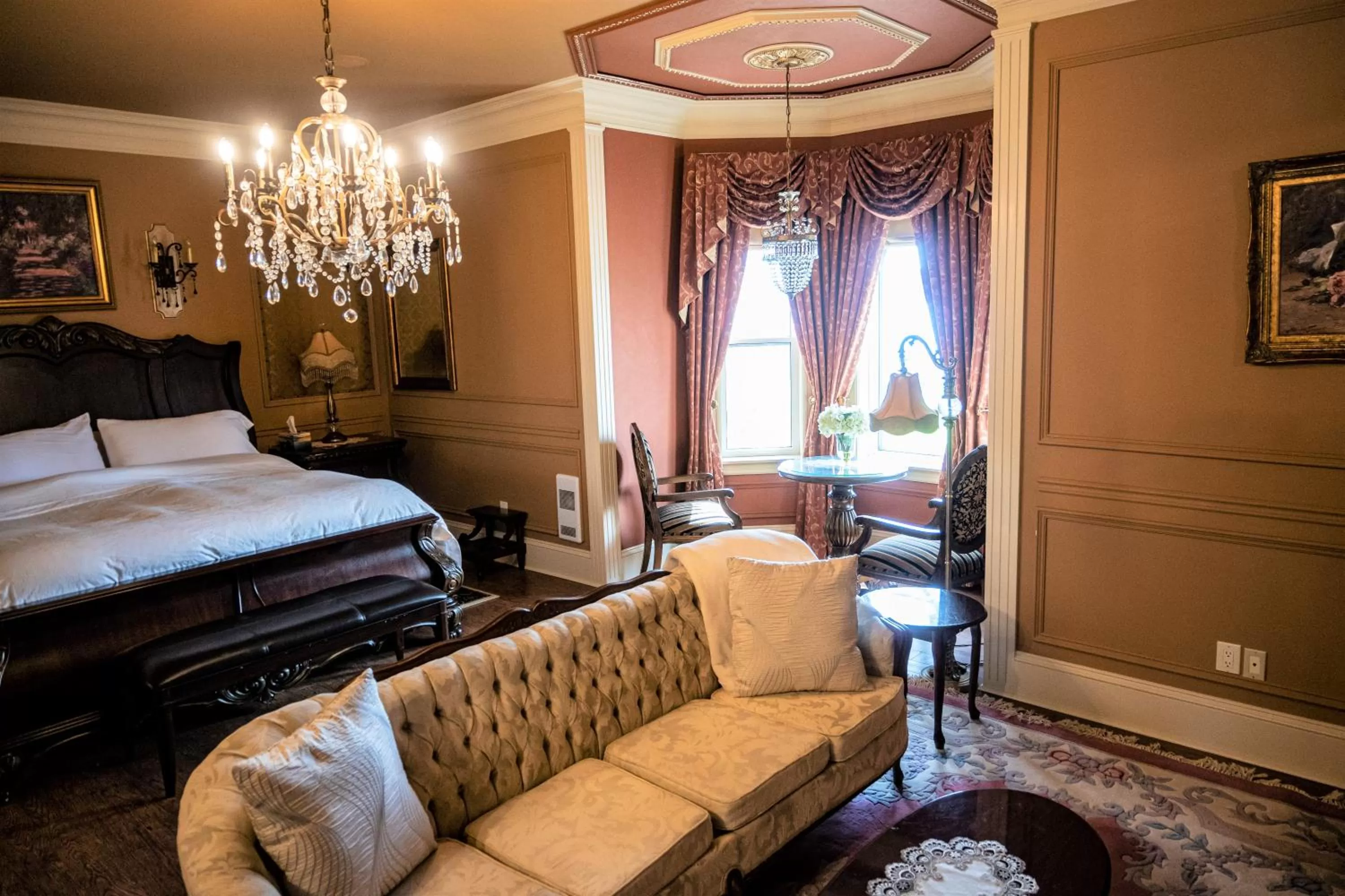 Seating area in Belle View Manor Inn