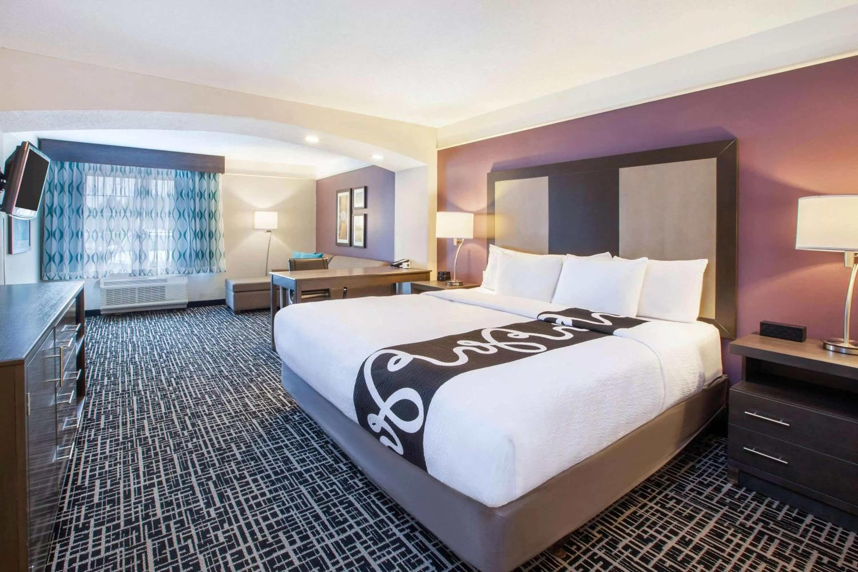 Photo of the whole room, Bed in La Quinta by Wyndham Cincinnati Airport Florence