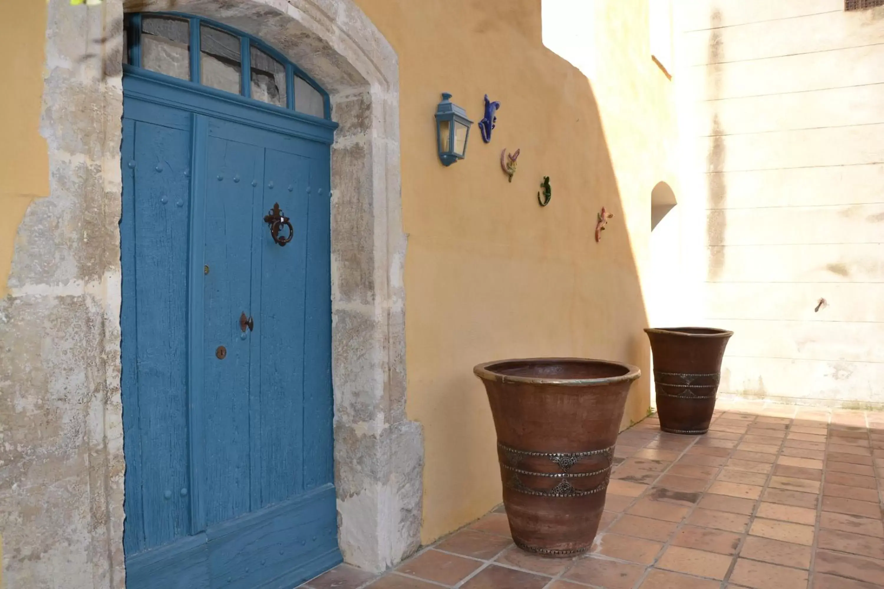 Facade/entrance in Maison Saint Louis avec Jacuzzi