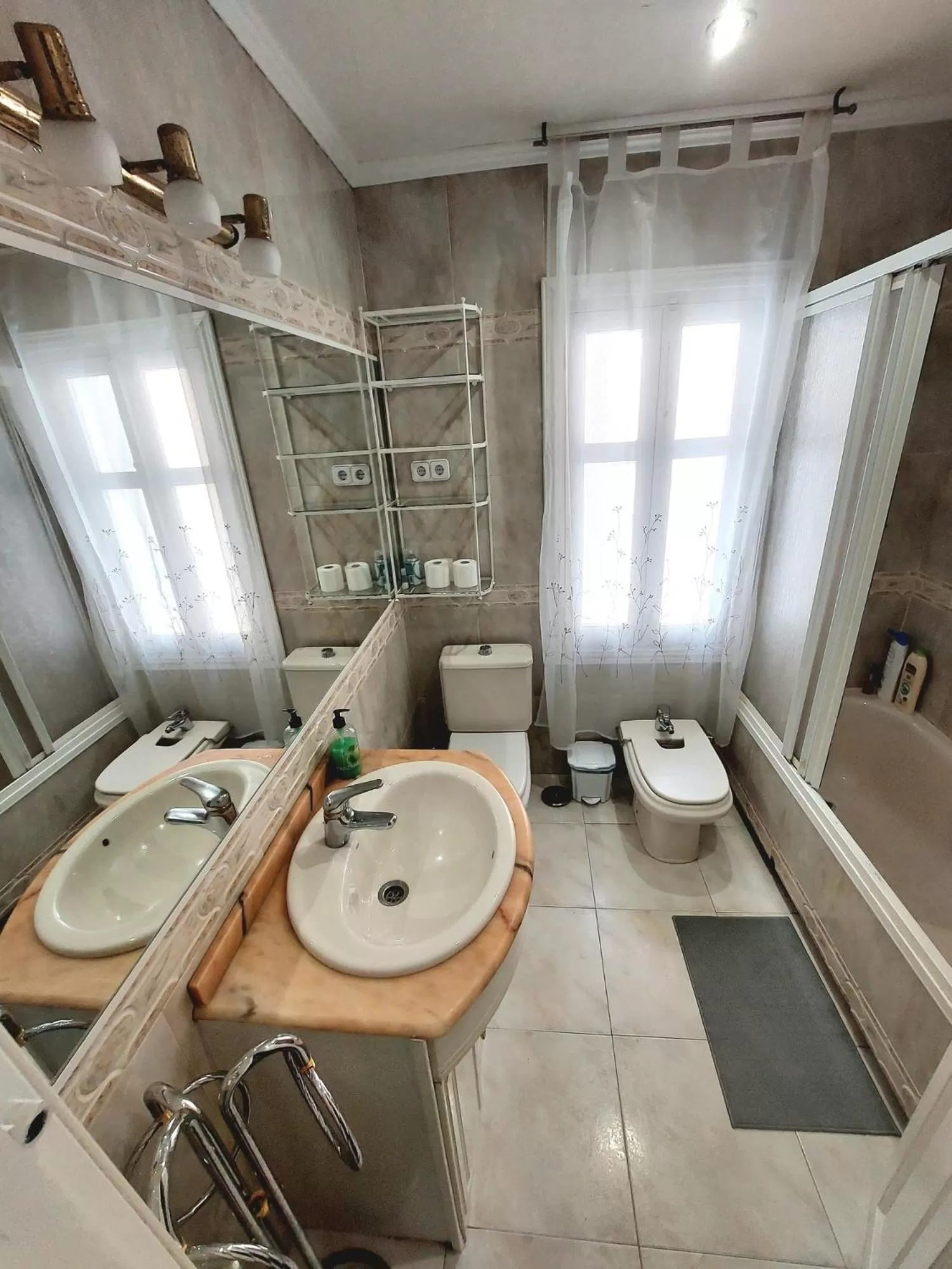 Shower in N1 Casa de Madrid - greenpeace line